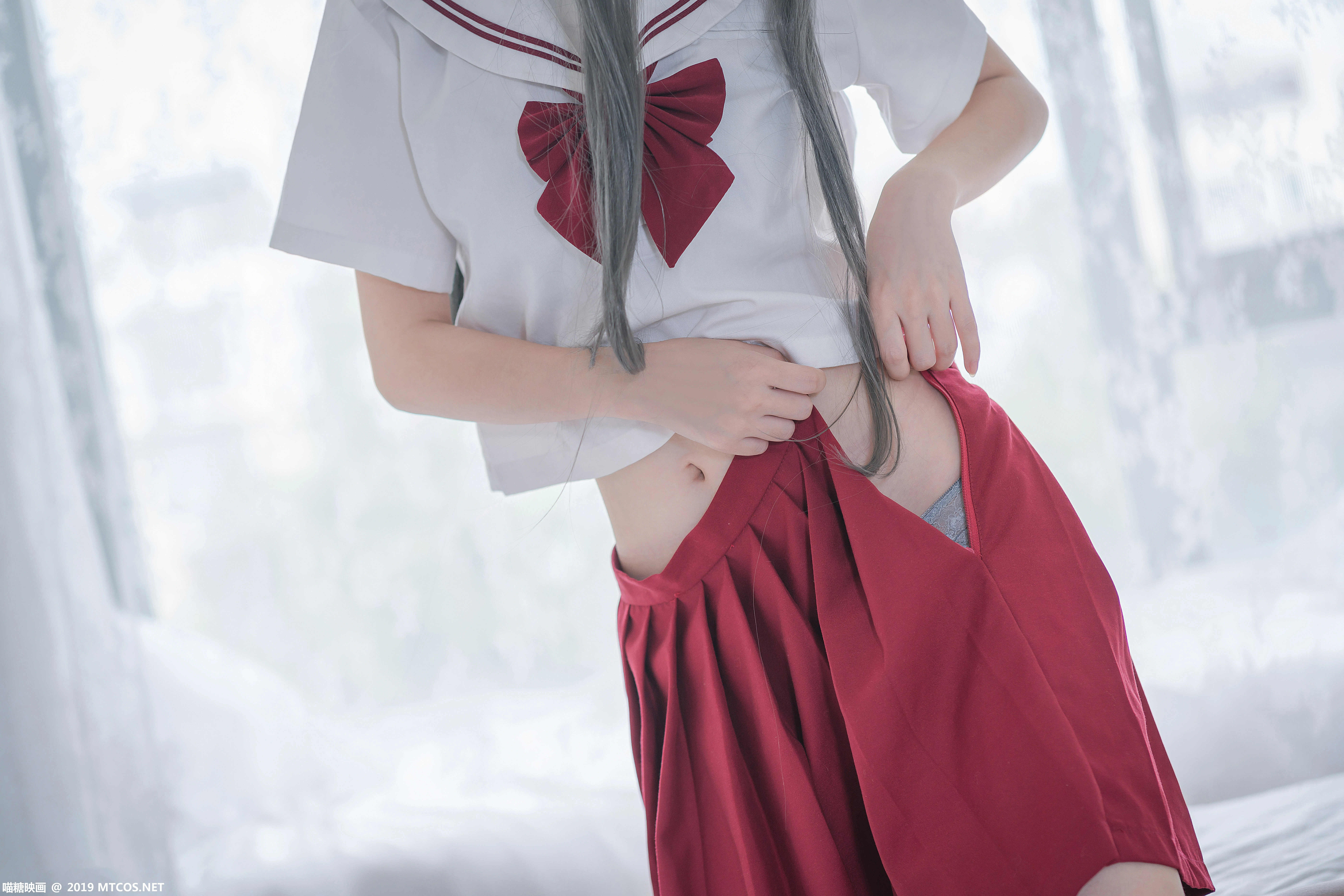 [喵糖映画]NO.017 性感白女高中女生 白色水手制服与红色短裙加黑色丝袜美腿私房写真集,