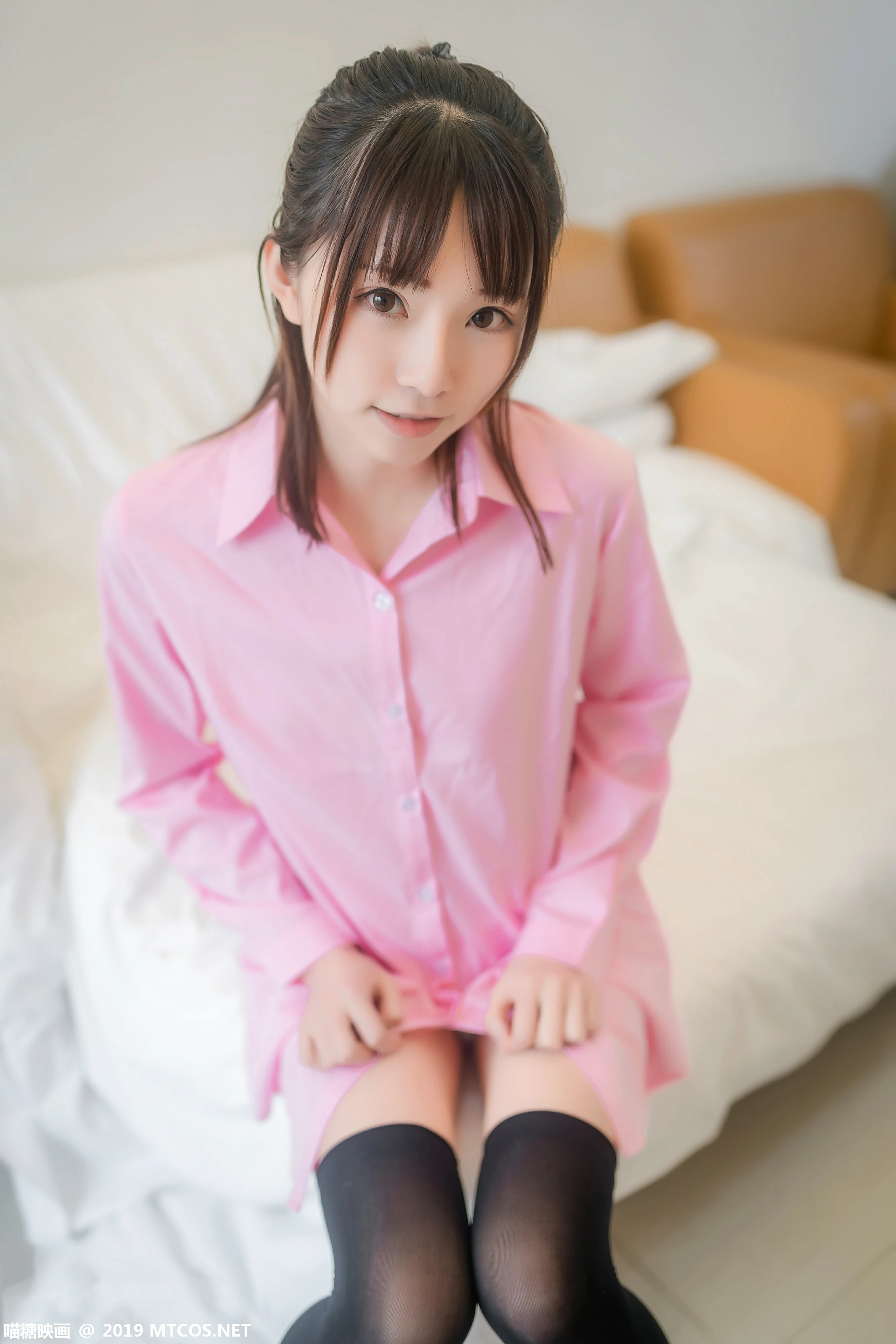 [喵糖映画]NO.022 清纯可爱小萝莉 绮太郎Kitaro 粉色衬衫加黑色丝袜美腿性感私房写真集,