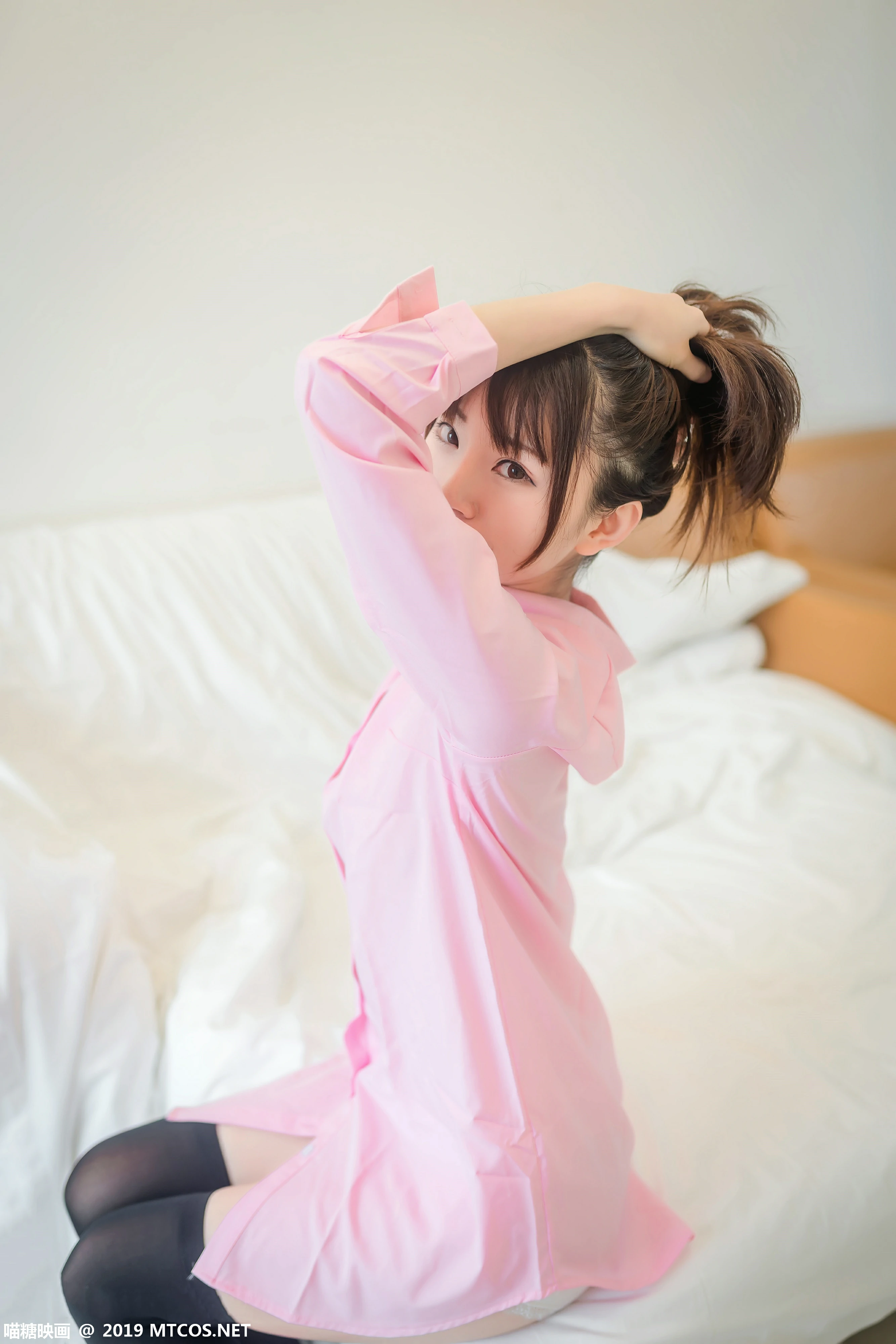 [喵糖映画]NO.022 清纯可爱小萝莉 绮太郎Kitaro 粉色衬衫加黑色丝袜美腿性感私房写真集,