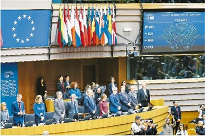 图为1月29日，在比利时布鲁塞尔，欧洲议会全体会议投票通过英国“脱欧”协议。