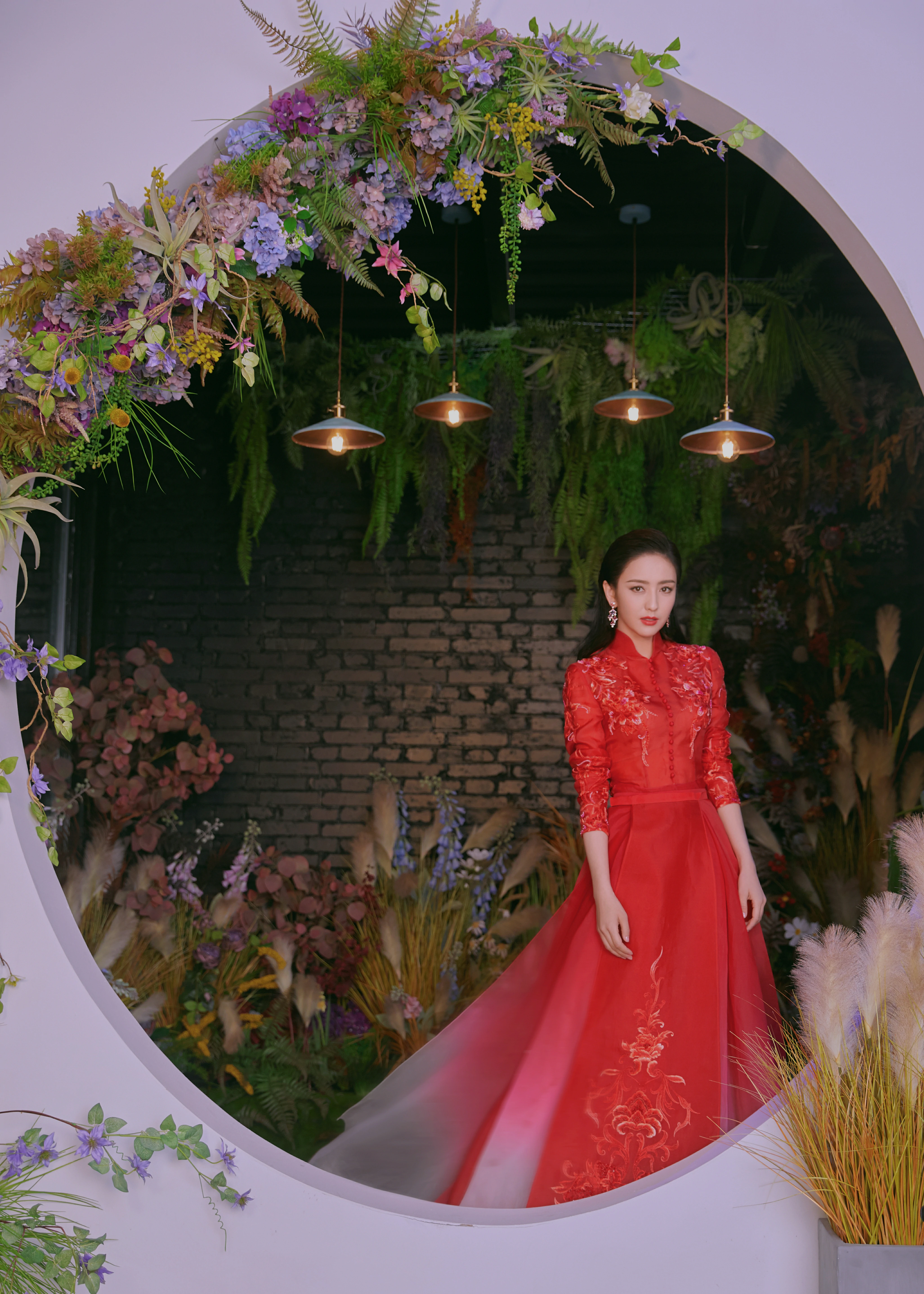 佟丽娅元宵节红裙写真曝光 美艳华丽的她站那就像一幅画,