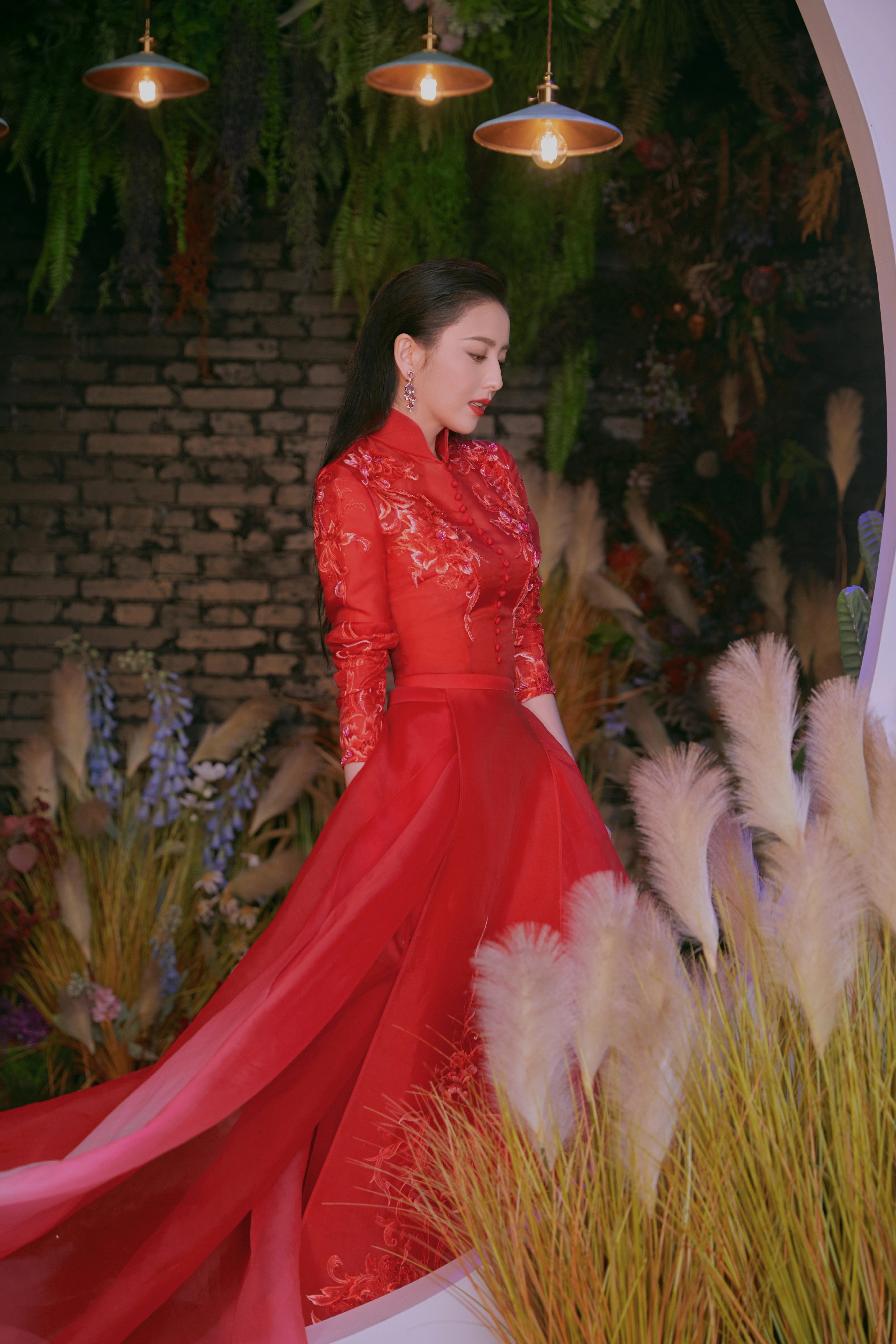 佟丽娅元宵节红裙写真曝光 美艳华丽的她站那就像一幅画,