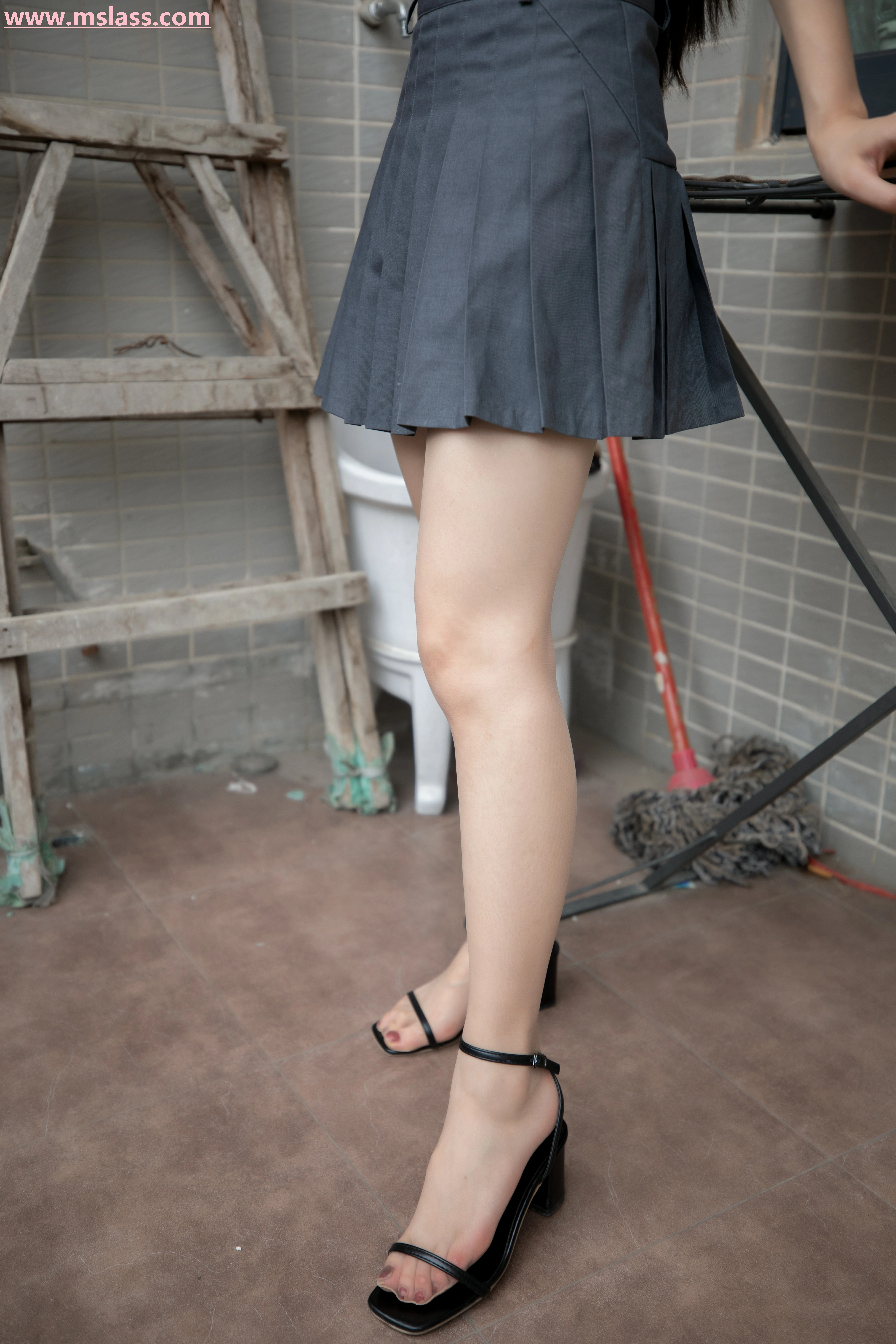 [MSLASS梦丝女神]NO.040 优雅的日子 苏安希 白色短袖与灰色短裙加肉色丝袜美腿性感私房写真集,