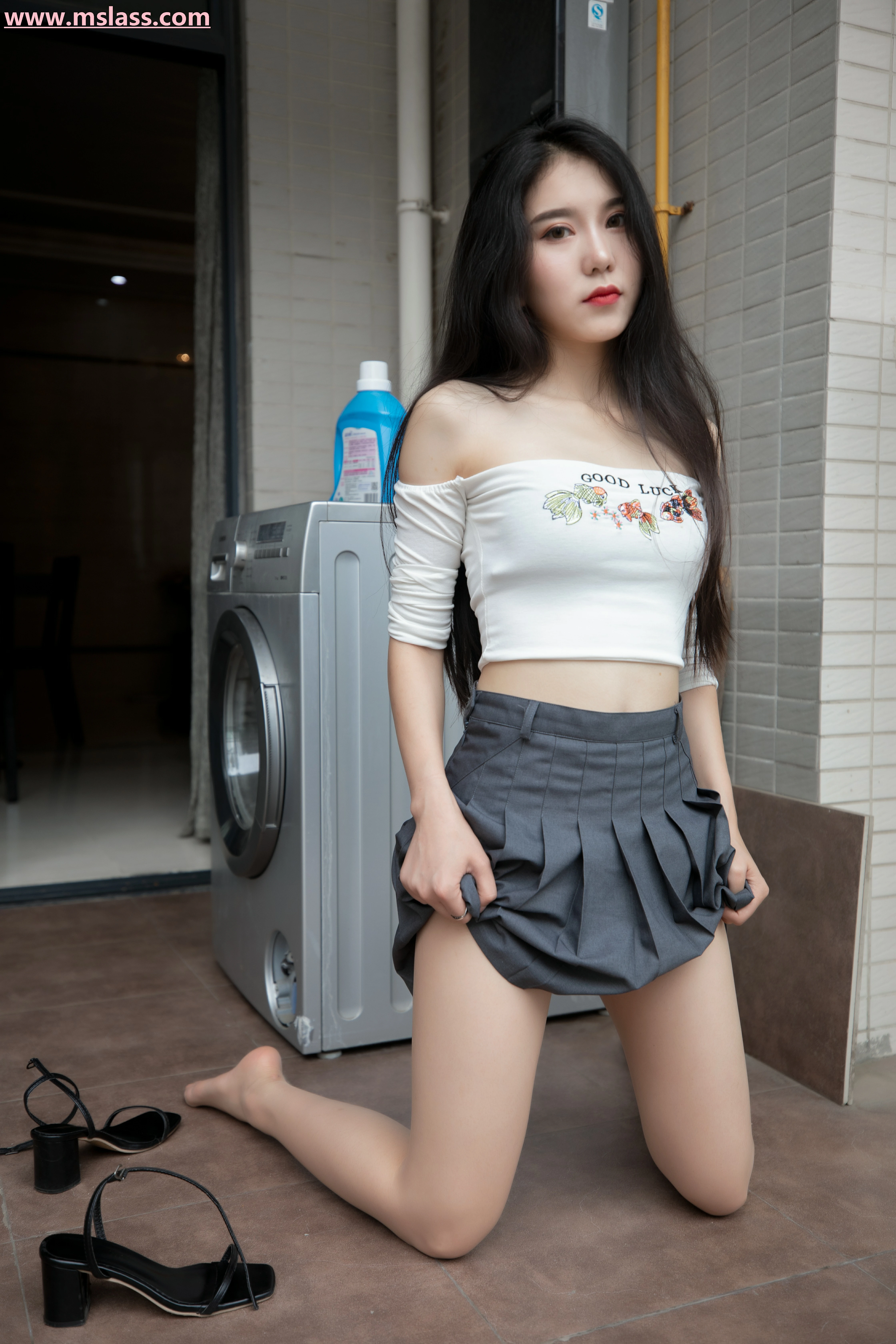 [MSLASS梦丝女神]NO.040 优雅的日子 苏安希 白色短袖与灰色短裙加肉色丝袜美腿性感私房写真集,