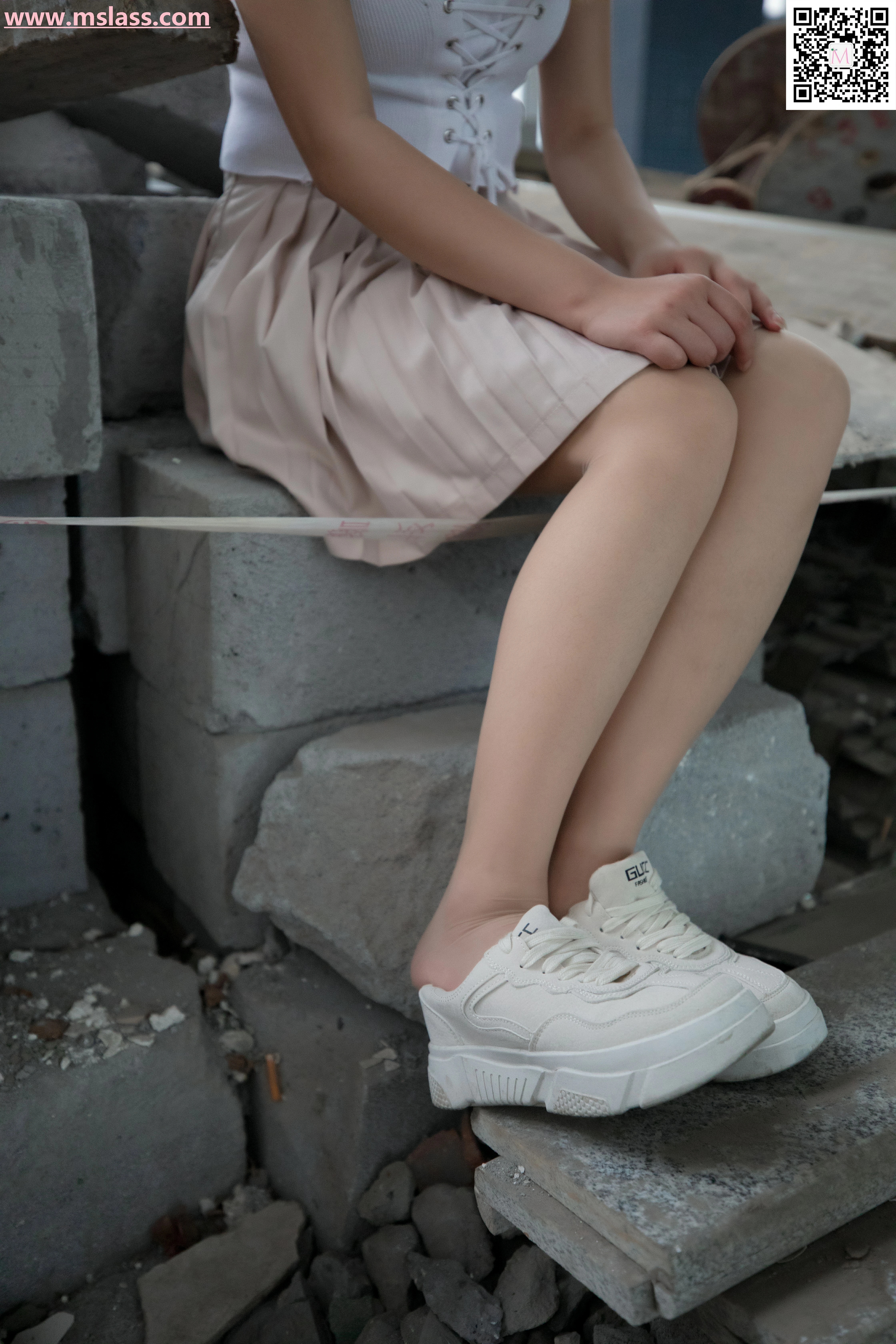 [MSLASS梦丝女神]NO.042 废墟的小白鞋 除夕 白色短袖与短裙加肉色丝袜美腿性感私房写真集,
