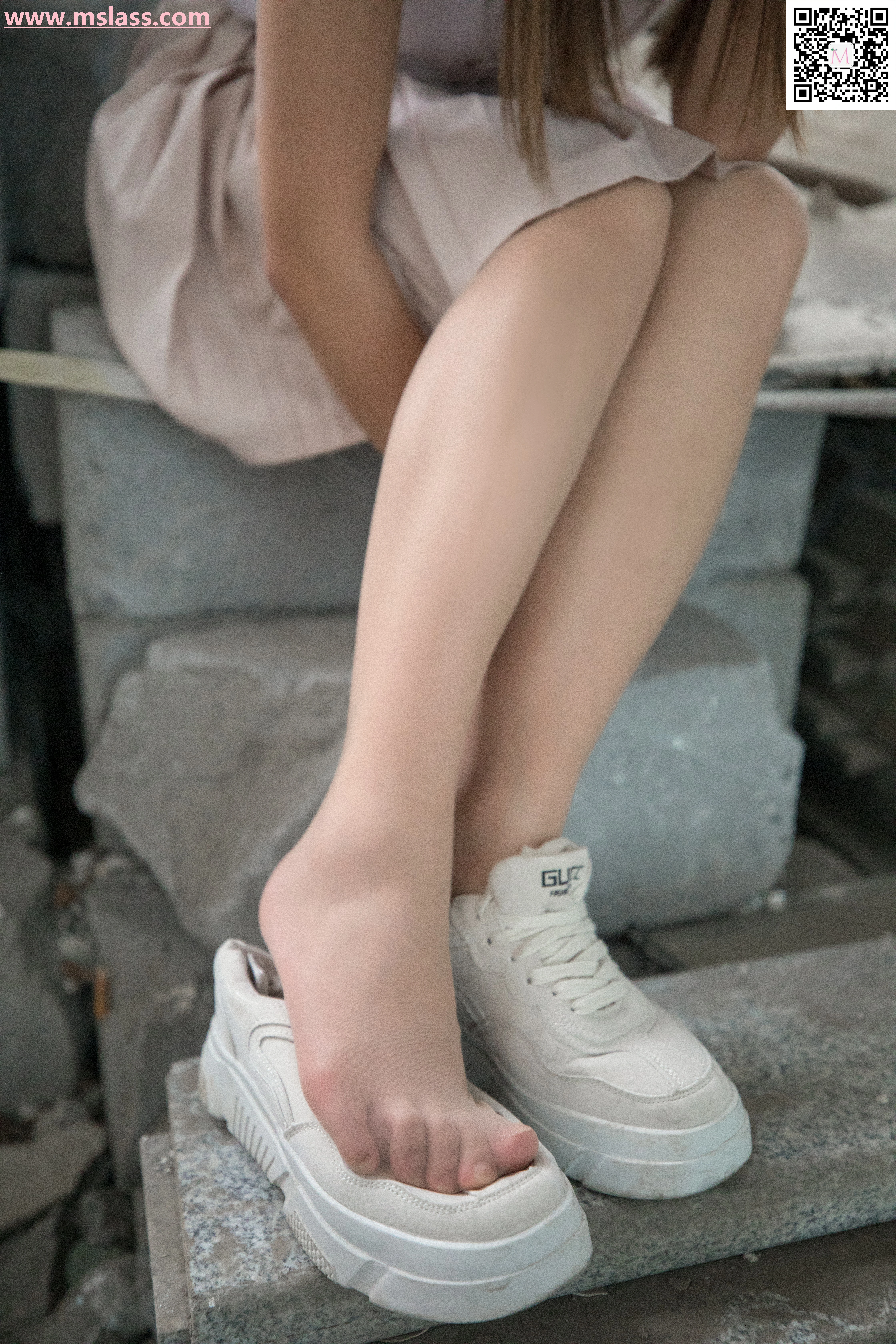 [MSLASS梦丝女神]NO.042 废墟的小白鞋 除夕 白色短袖与短裙加肉色丝袜美腿性感私房写真集,