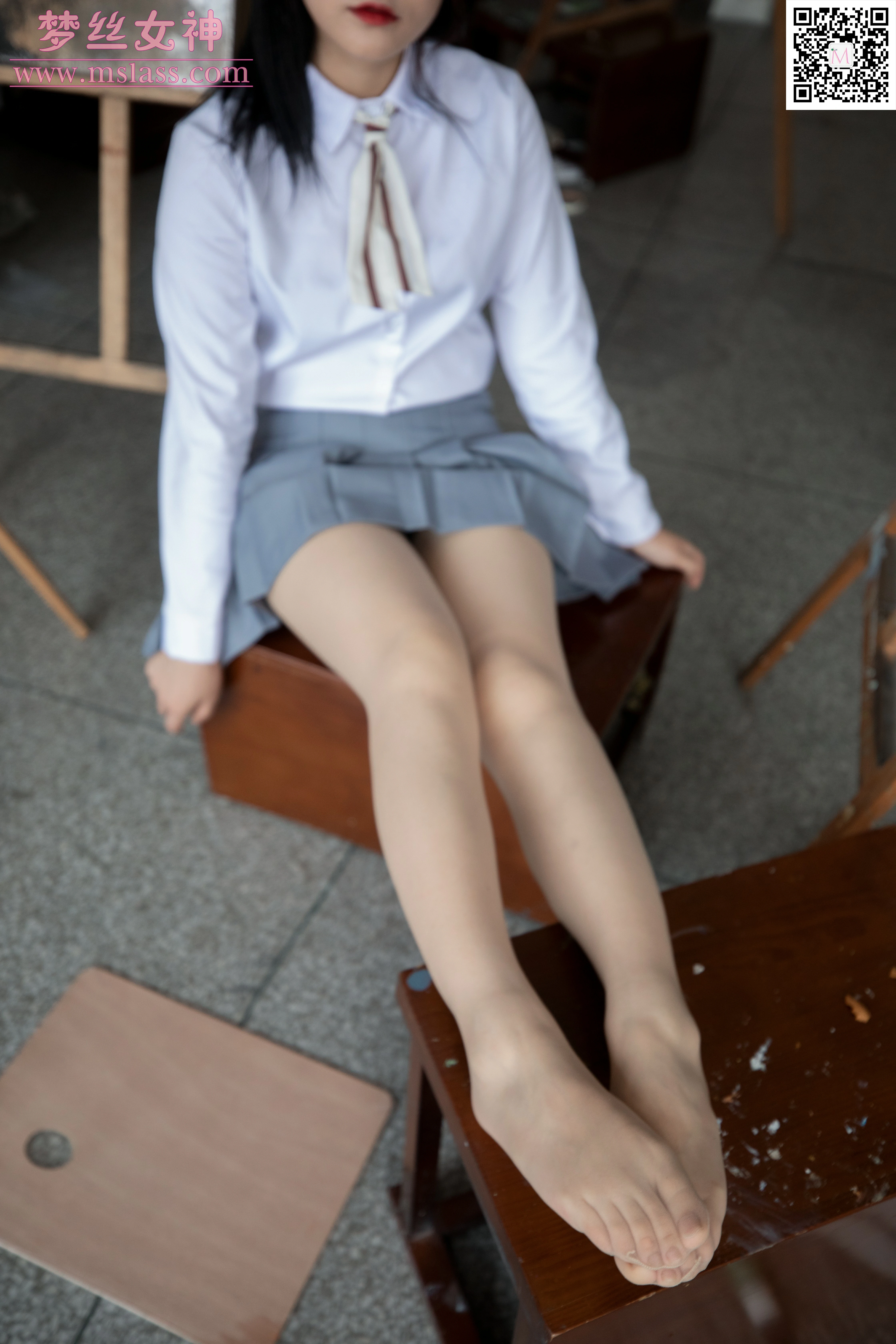 [MSLASS梦丝女神]NO.049 画室乘乘女 恬恬 日本高中女生制服与灰色短裙加肉色丝袜美腿性感私房写真集,