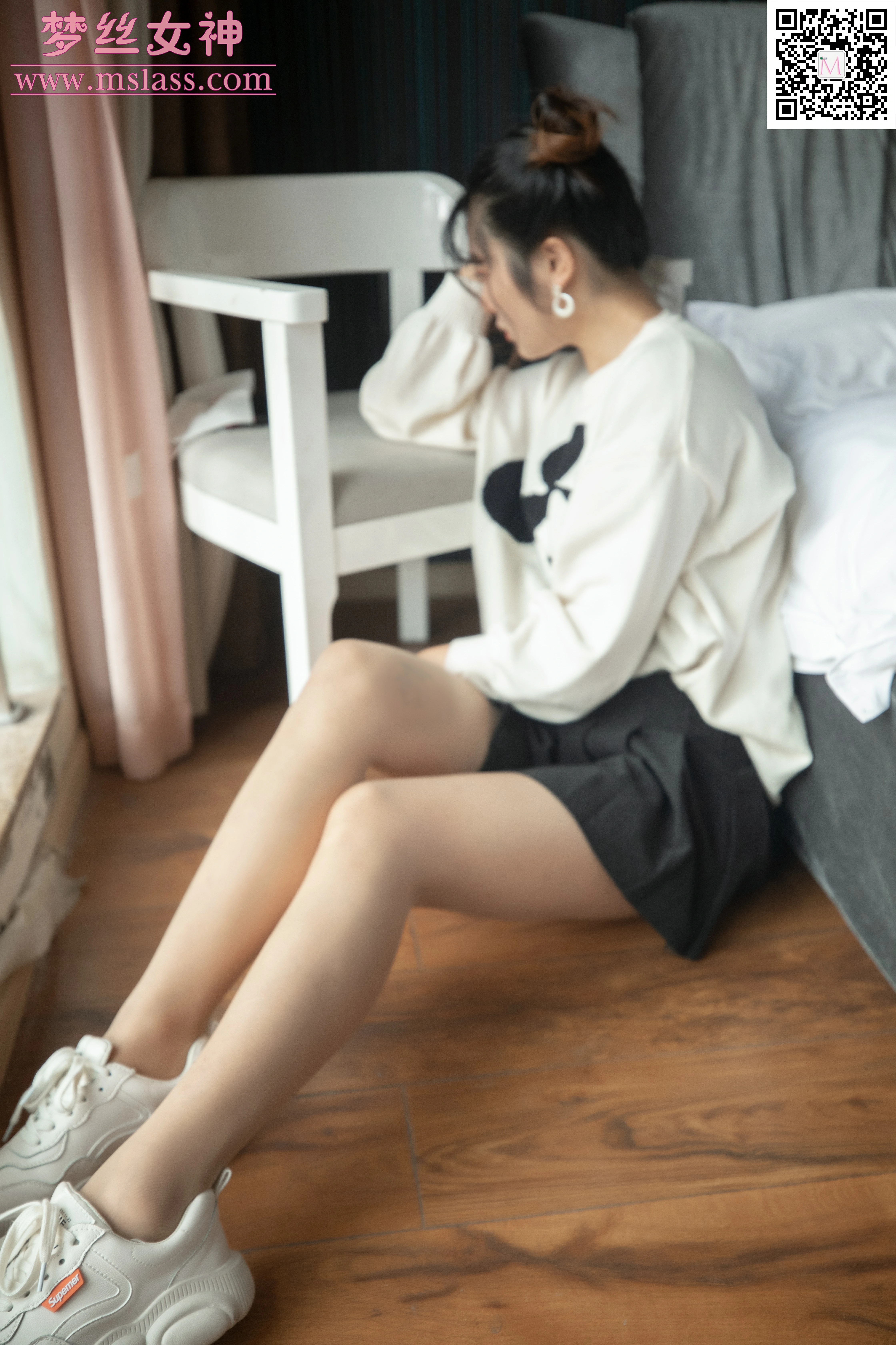 [MSLASS梦丝女神]NO.064 白卫衣下的美 雨晨 白色卫衣与黑色短裙加肉色丝袜美腿性感私房写真集,
