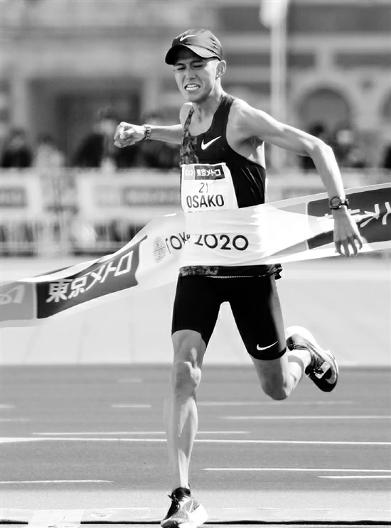 3月1日在东京马拉松中，日本选手大迫杰以2小时05分29秒的成绩刷新日本纪录。 新华社发