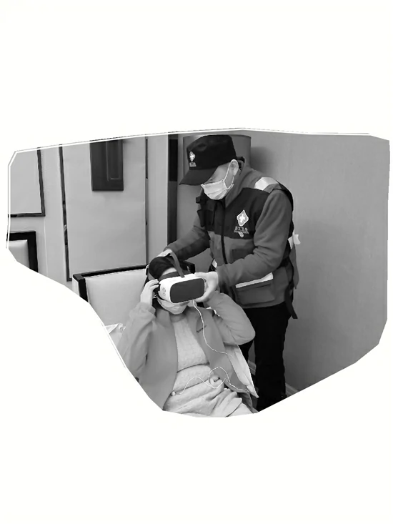 一位医护人员在接受VR干预 图片提供/郭忠伟