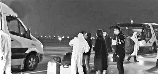 载意大利归国旅客航班抵达萧山机场后，乘客下机准备接受检测