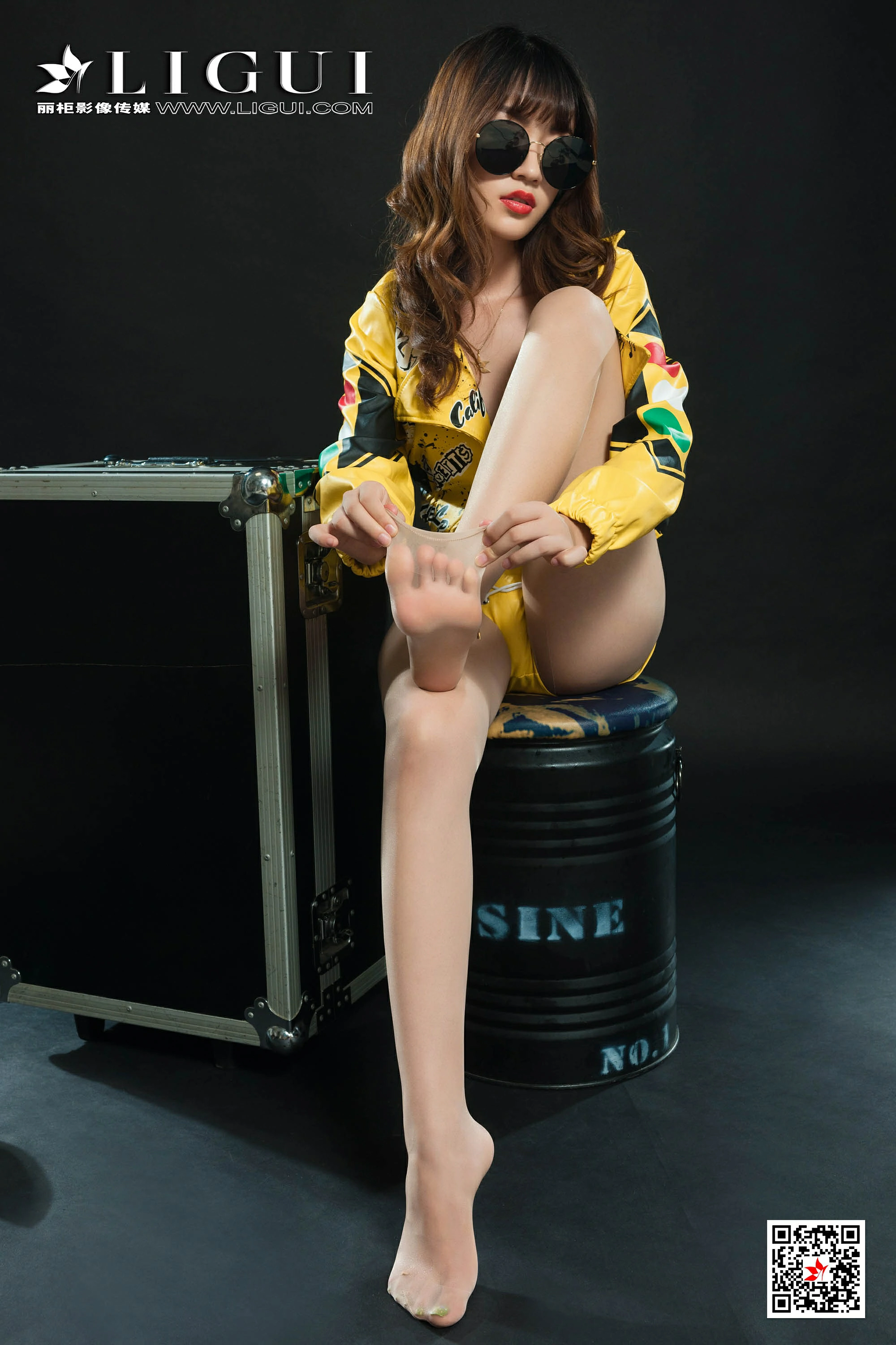 [Ligui丽柜会所]2020-03-05 安娜 黄色外套与内衣加紧身短裤性感私房写真集,