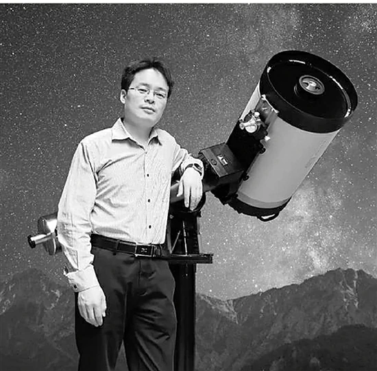 为让学生在课堂上就能看月升月落 这位科学老师拿着相机到处追月