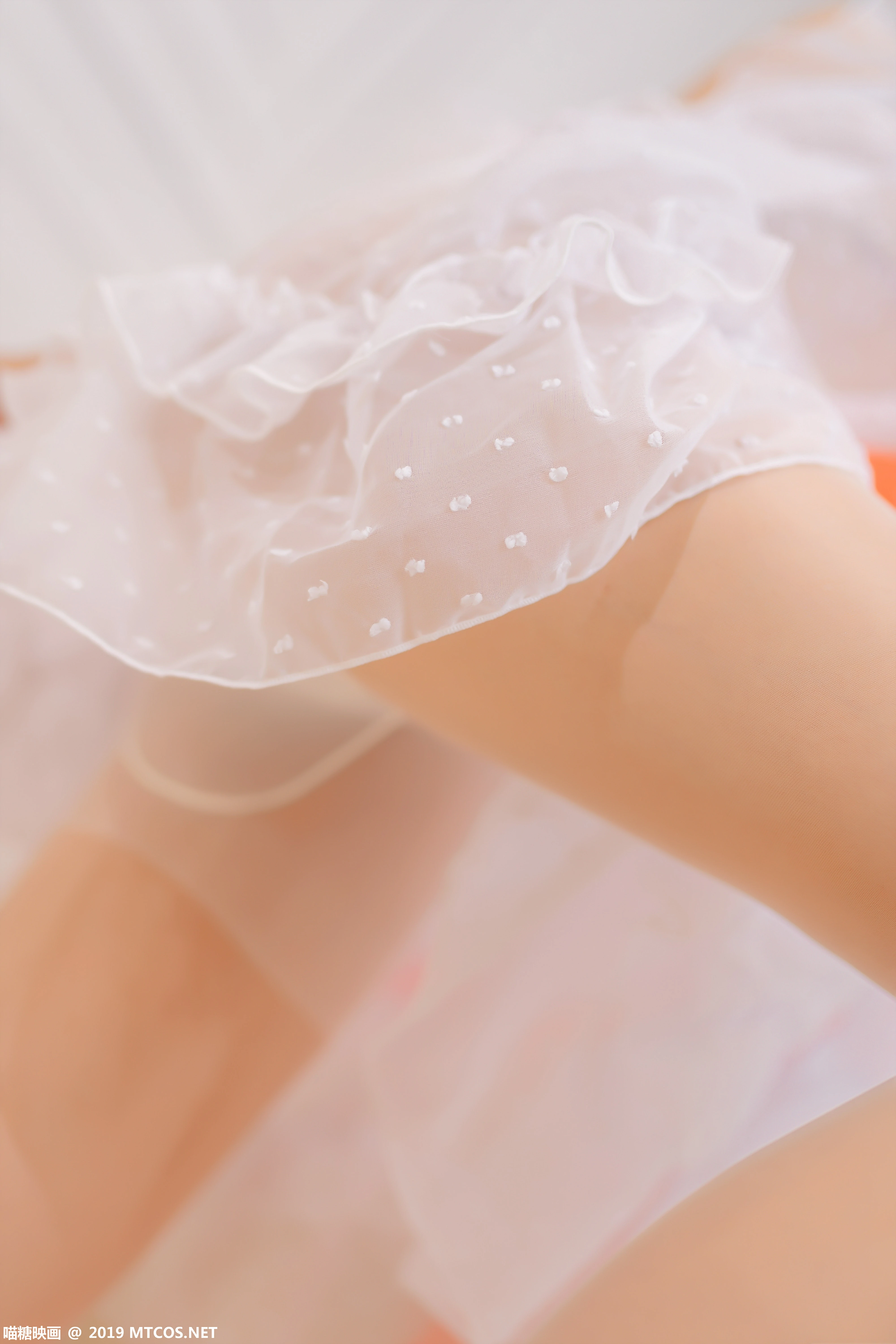 [喵糖映画]NO.028 透明薄纱 清纯可爱小萝莉 白色透视情趣连衣裙加白色丝袜美腿性感私房写真集,
