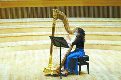 在没有观众到场的金鸡湖音乐厅，苏州交响乐团竖琴手Jessica Fotinos登台演奏。