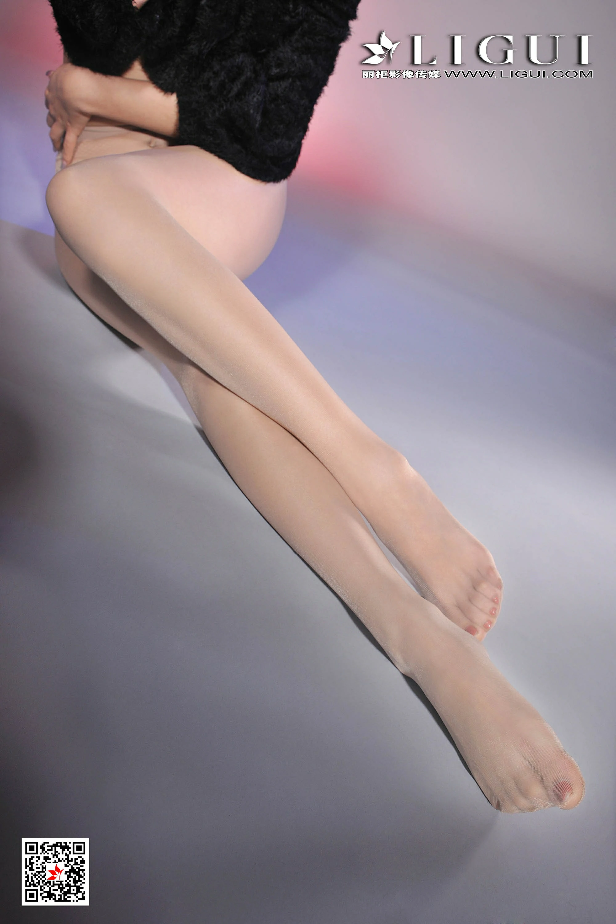 [Ligui丽柜会所]2020-05-04 Model 可馨 黑色内衣加肉色丝袜美腿玉足性感私房写真集,