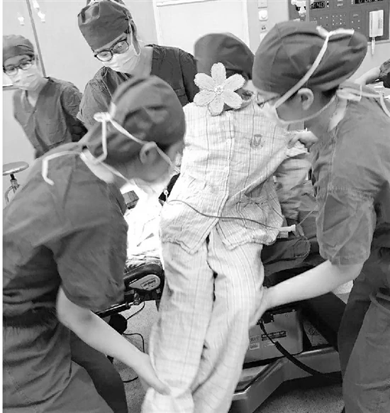 暖心！下肢畸形患者手术时无法固定 两名护士全程为她护驾