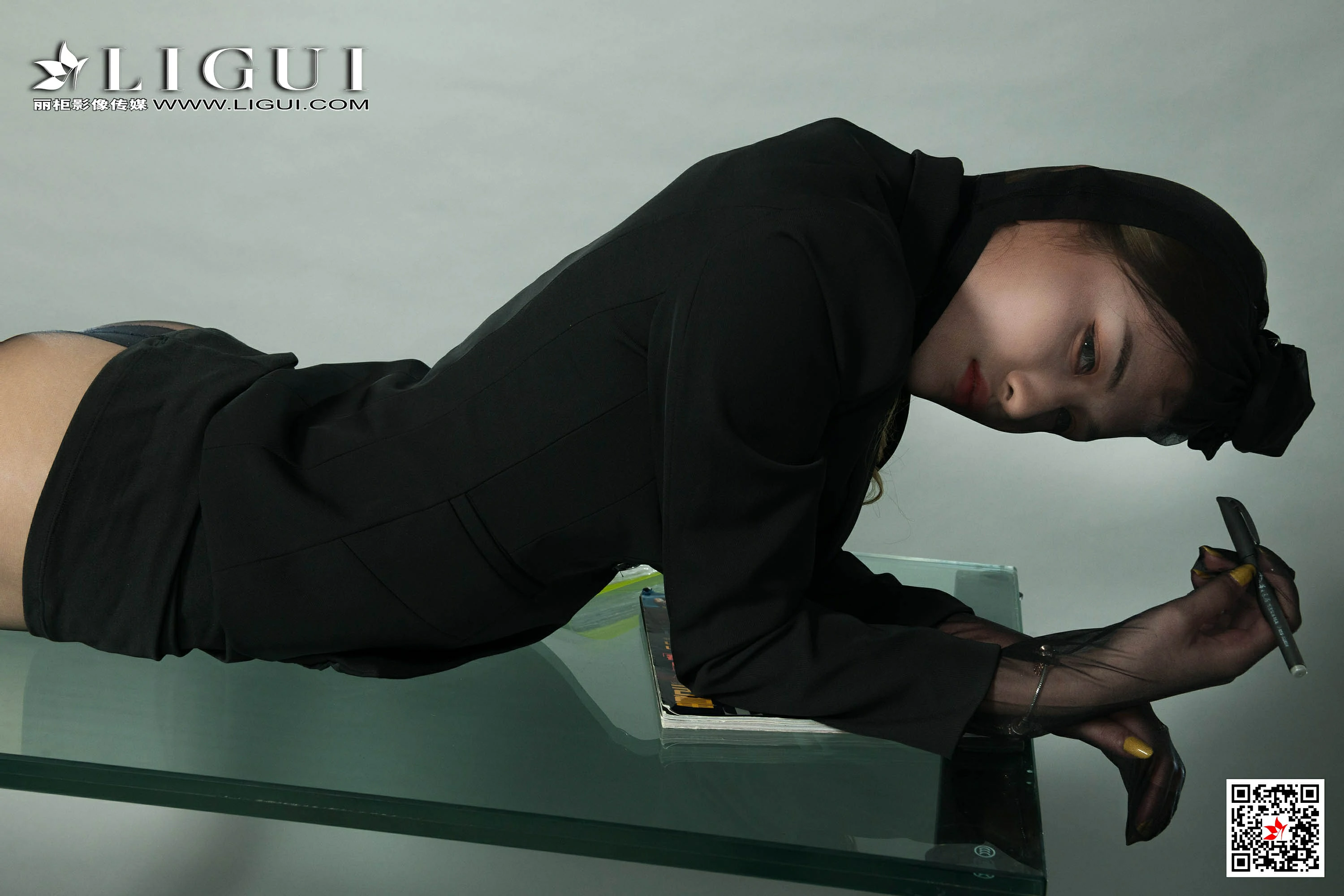 [Ligui丽柜会所]2020-05-14 性感女秘书 甜甜 黑色制服与塑身内衣加黑色丝袜美腿私房写真集,