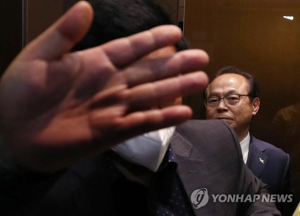 韩国前釜山市长非公开到案受讯，涉嫌性骚扰女职员