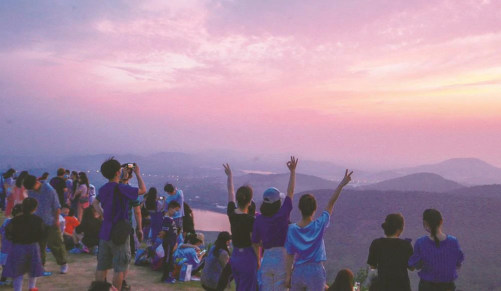 市民在八分山顶欣赏夕阳 通讯员徐华凯摄