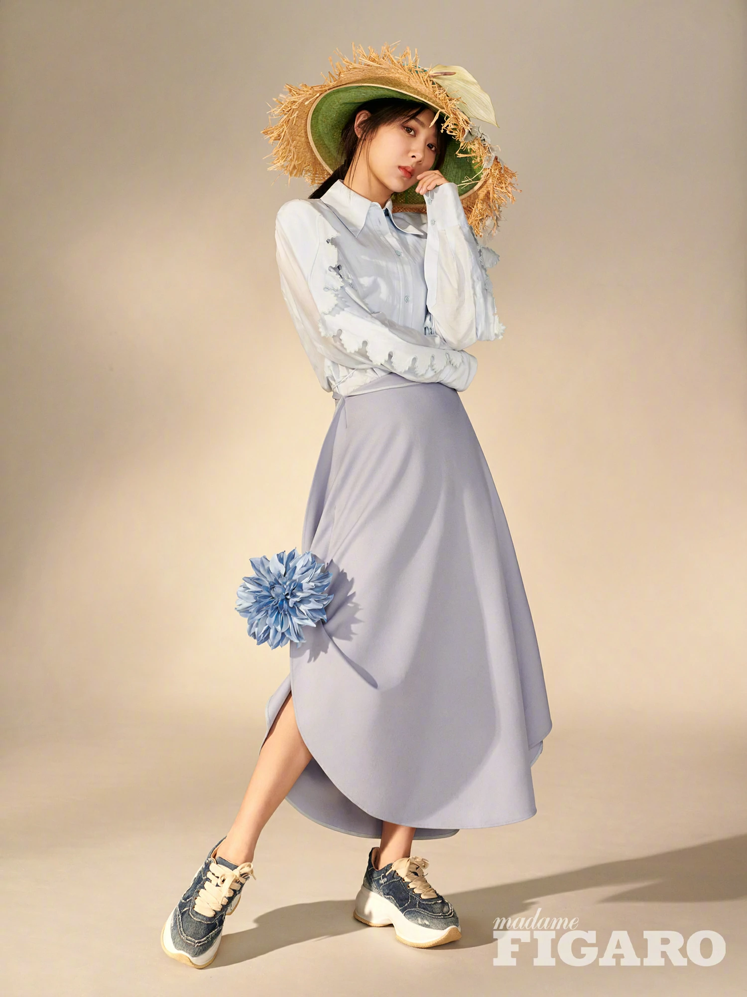 杨紫鲜花草帽造型优雅文艺 身穿纯色系长裙更显气质,