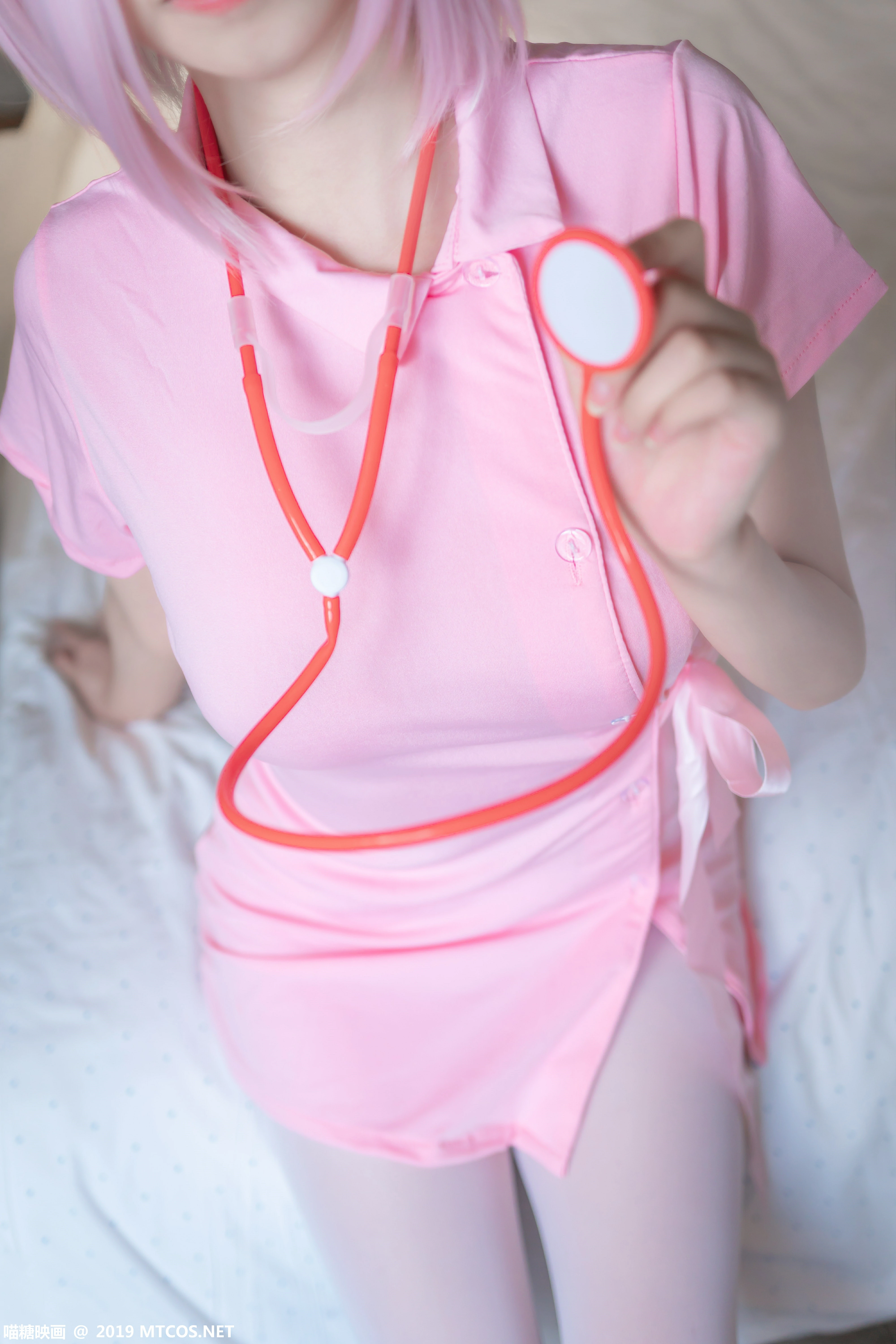 [喵糖映画]NO.033 童颜性感女护士粉色情趣制服加白色丝袜美腿私房写真集,