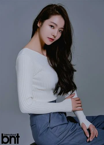 韩国女星李有珍拍写真 百变造型演绎清纯与成熟魅力