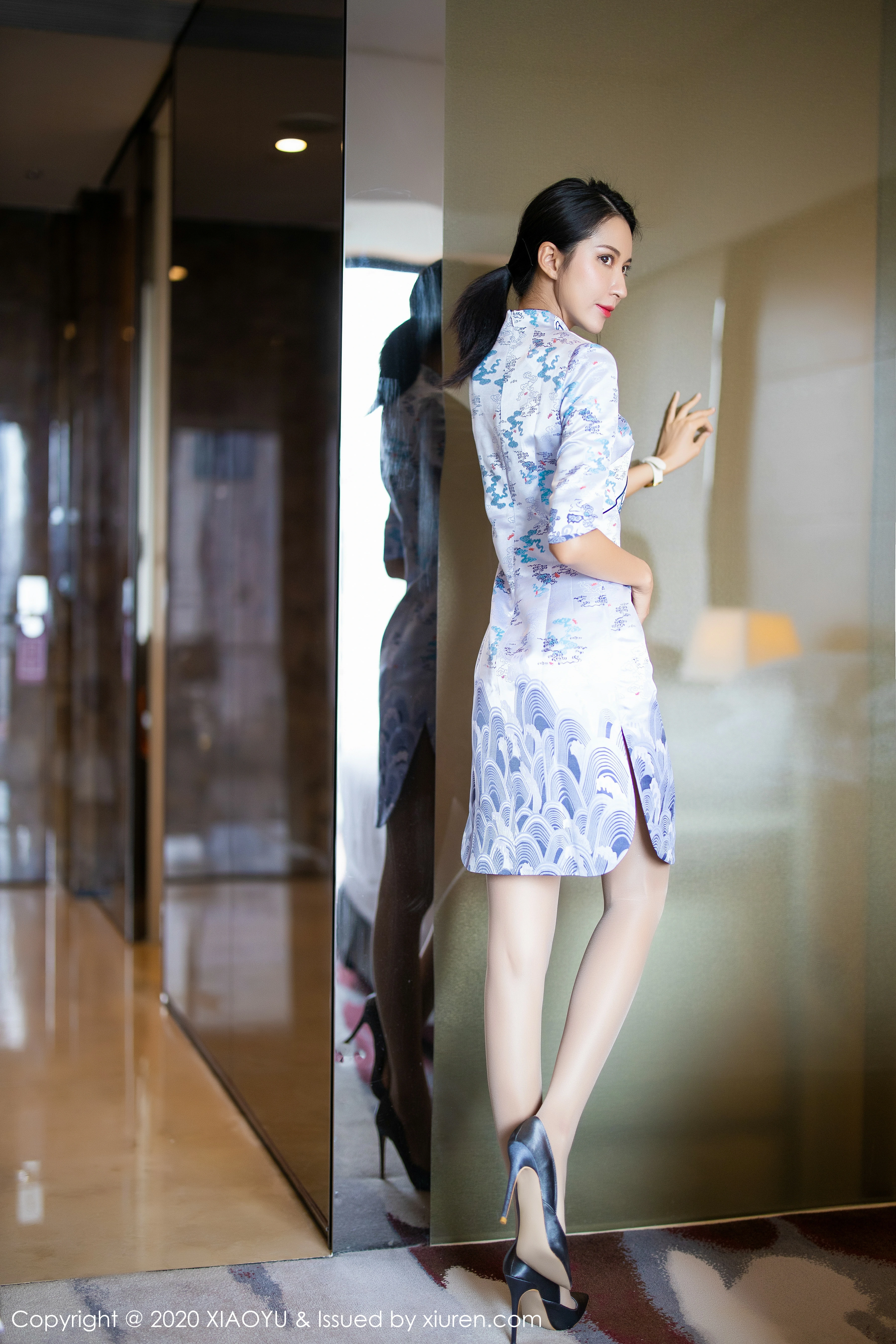[XIAOYU语画界]YU20200507VOL0304 Carry 白色紧身旗袍与青色蕾丝内衣加肉色丝袜美腿性感私房写真集,