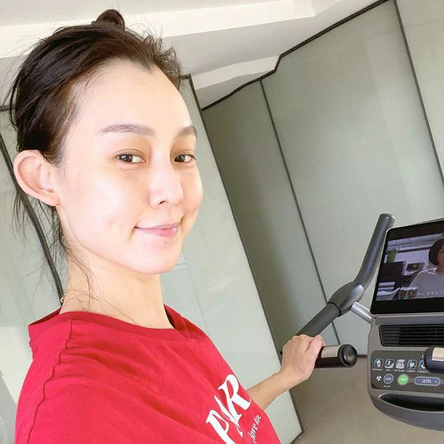范玮琪Po出运动照，身后的歪斜天花板引起网友热议。