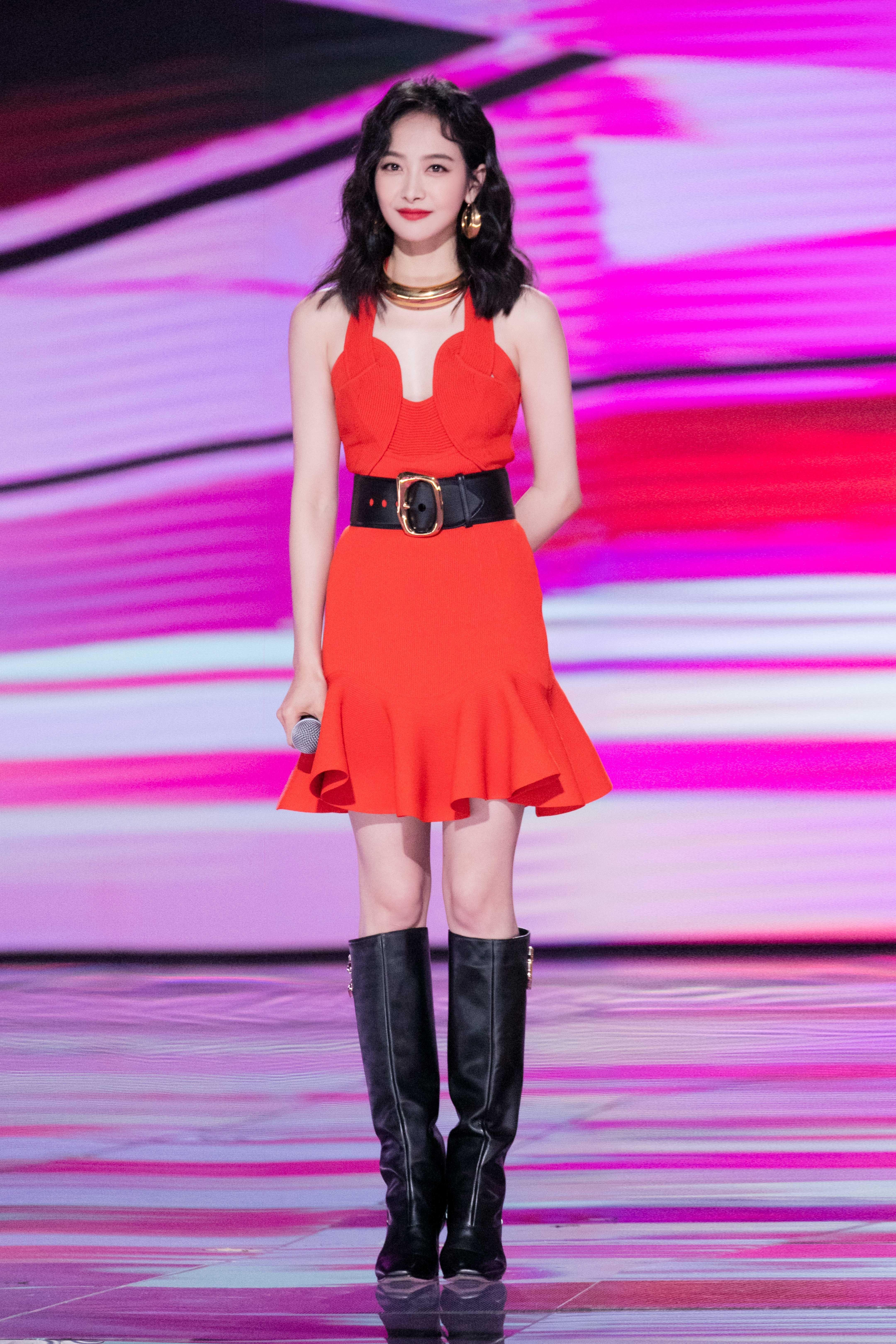 宋茜穿红裙主持《创造营2020》总决赛 纤腰美腿抢镜风情万种,