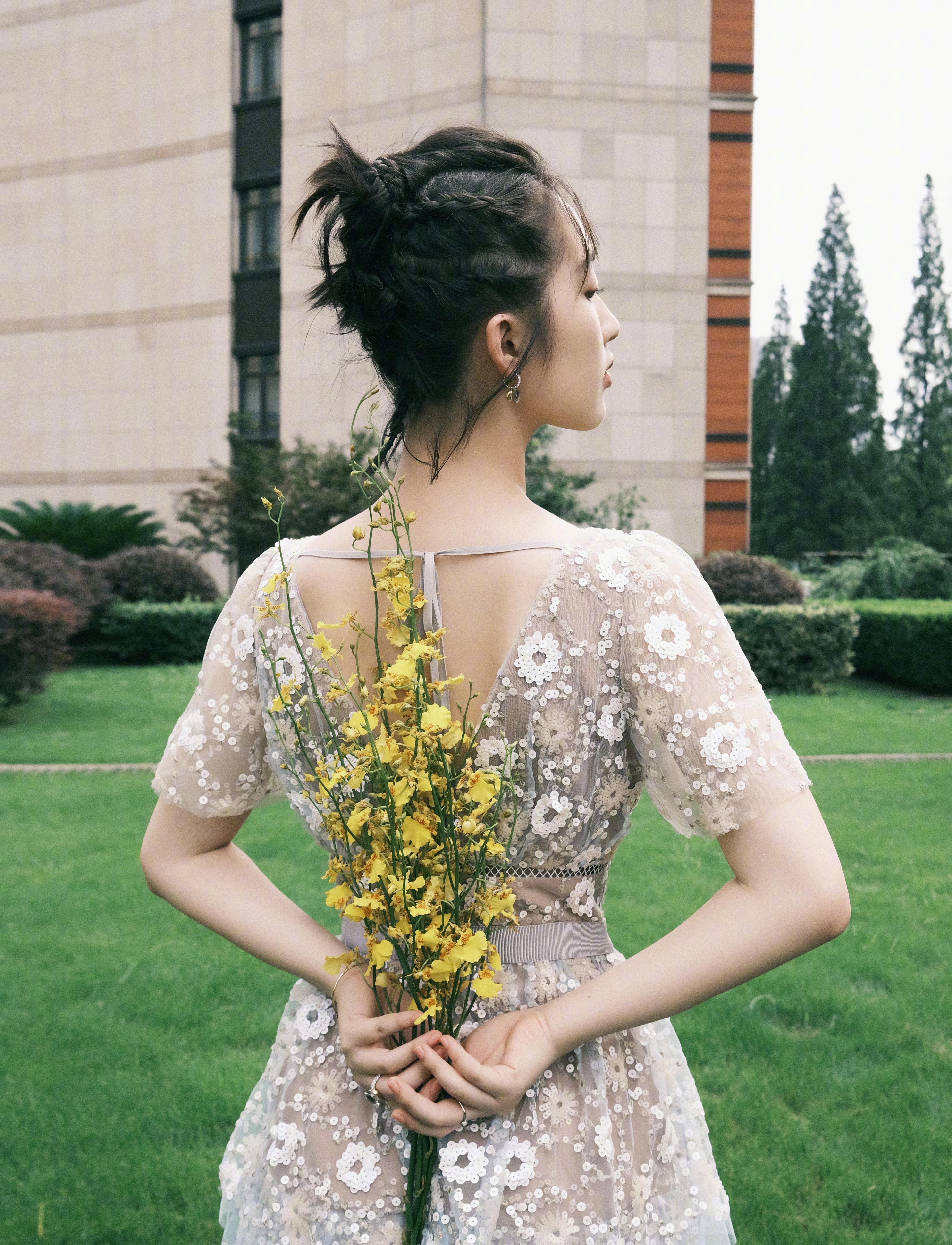上影节新片《风平浪静》发布会 邓恩熙 穿着花朵亮片裙 尽显优雅灵动的少女气质,