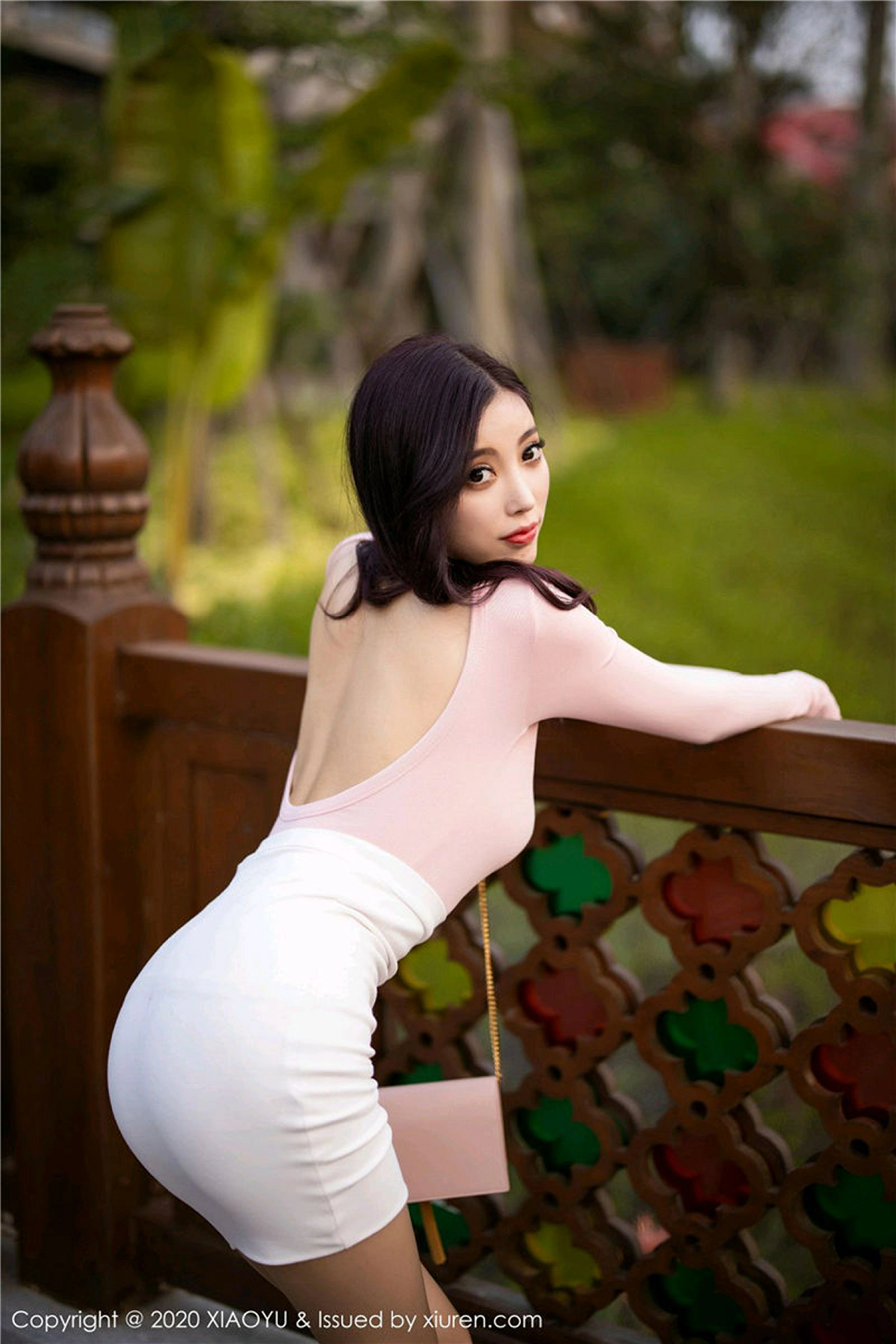 [XIAOYU语画界]YU20200515VOL0310 杨晨晨sugar 粉色紧身上衣与白色短裙加肉色丝袜美腿性感私房写真集,