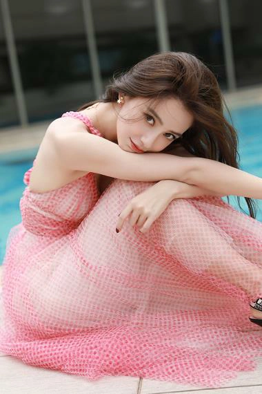 Angelababy泳池边拍性感美照 穿红色波点连衣裙撩秀发秀白皙身材