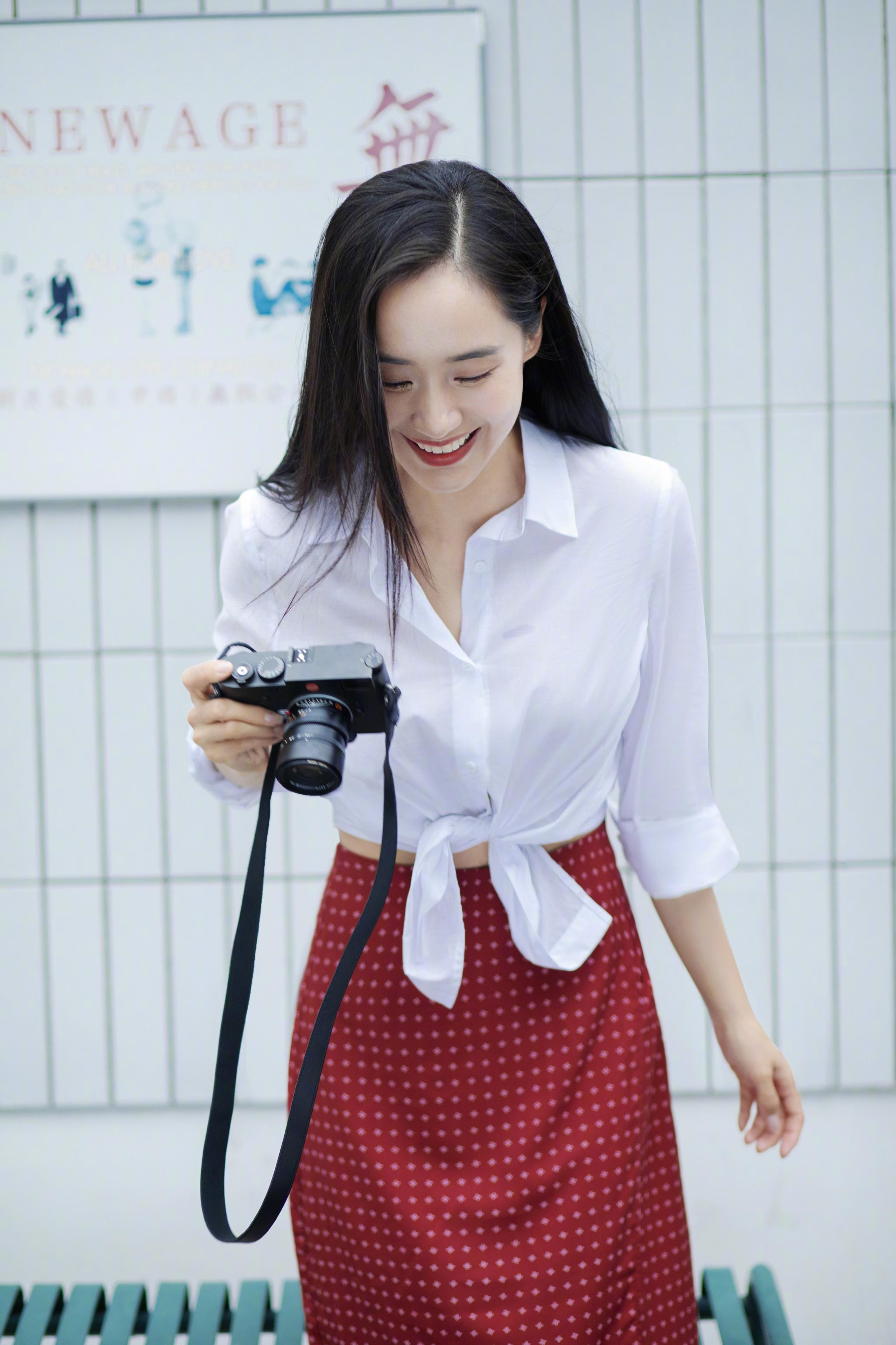 王智穿白衬衫搭红色复古波点裙 背相机笑容灿烂元气满满,