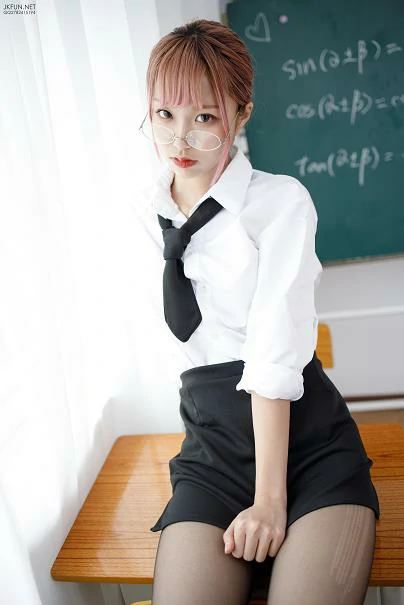 [森萝财团]JKFUN-011 教室里的20D小萝莉 性感女秘书制服与短裙加黑色丝袜美腿私