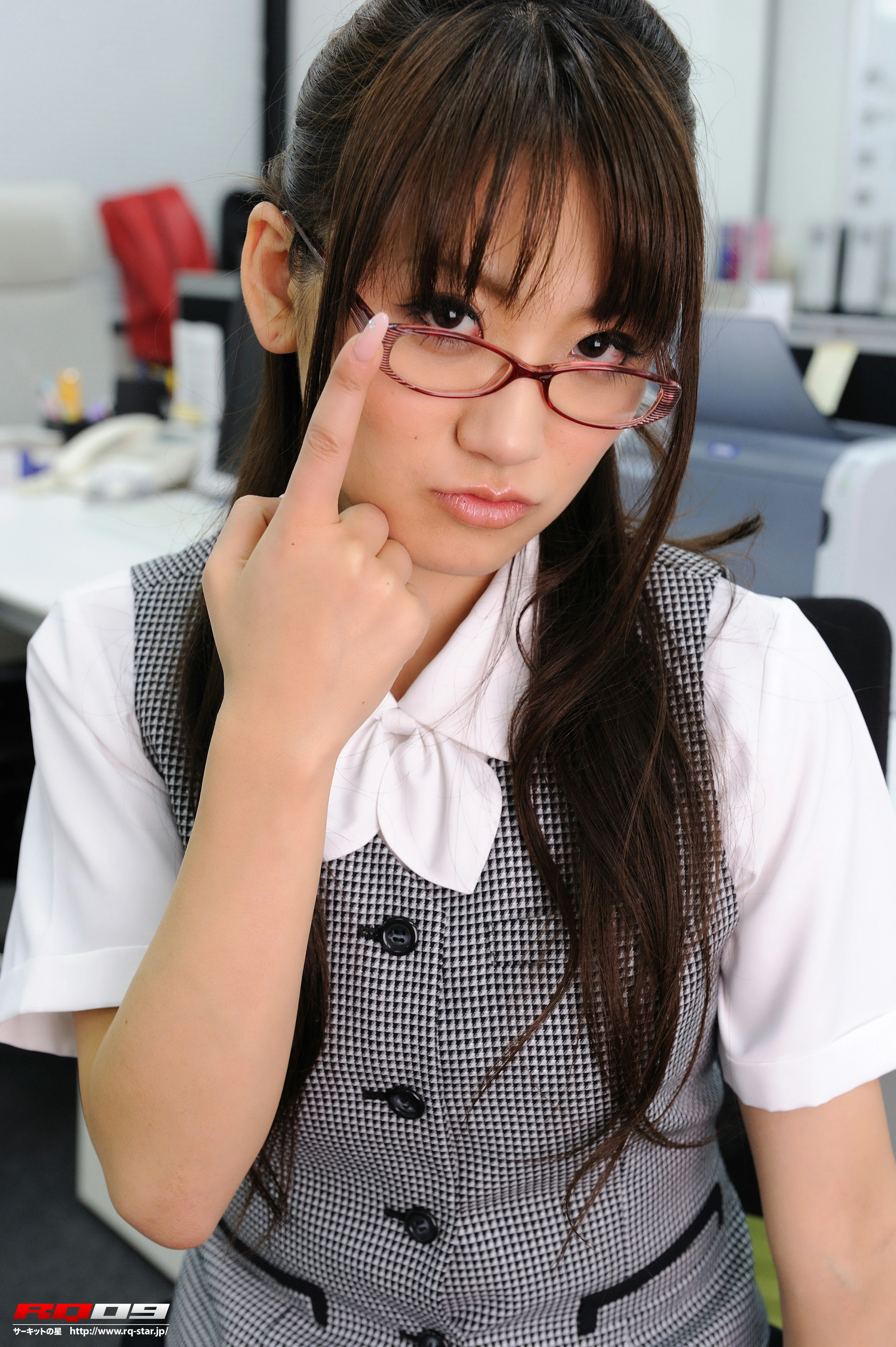 [RQ-STAR写真]No.00248 香西咲（こうざいさき，Saki Kouzai）性感女秘书制服与黑色短裙加黑色丝袜美腿私房写真集,