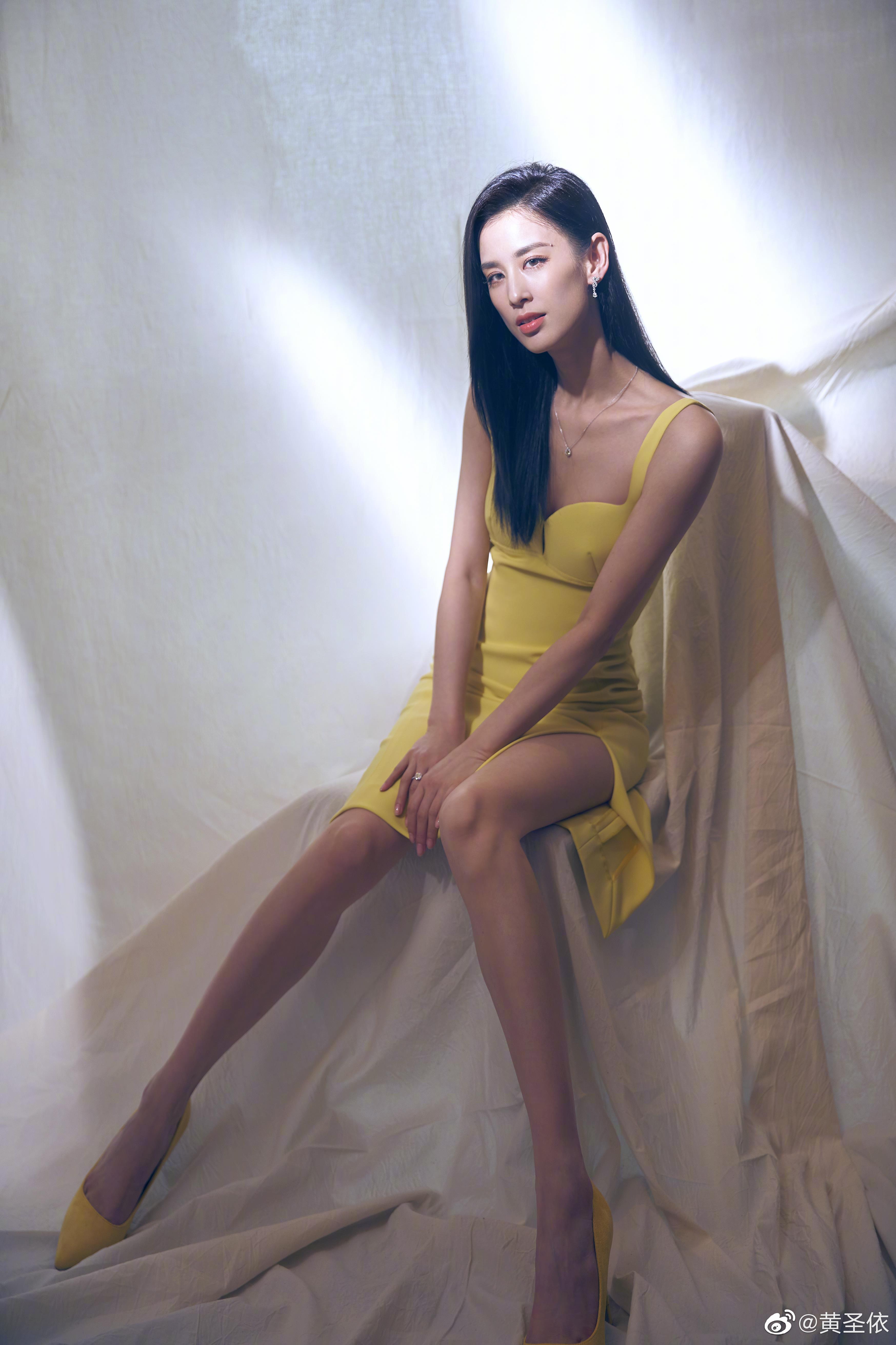 黄圣依身穿淡黄长裙优雅大方 秀美腿肌肉线条超具美感,