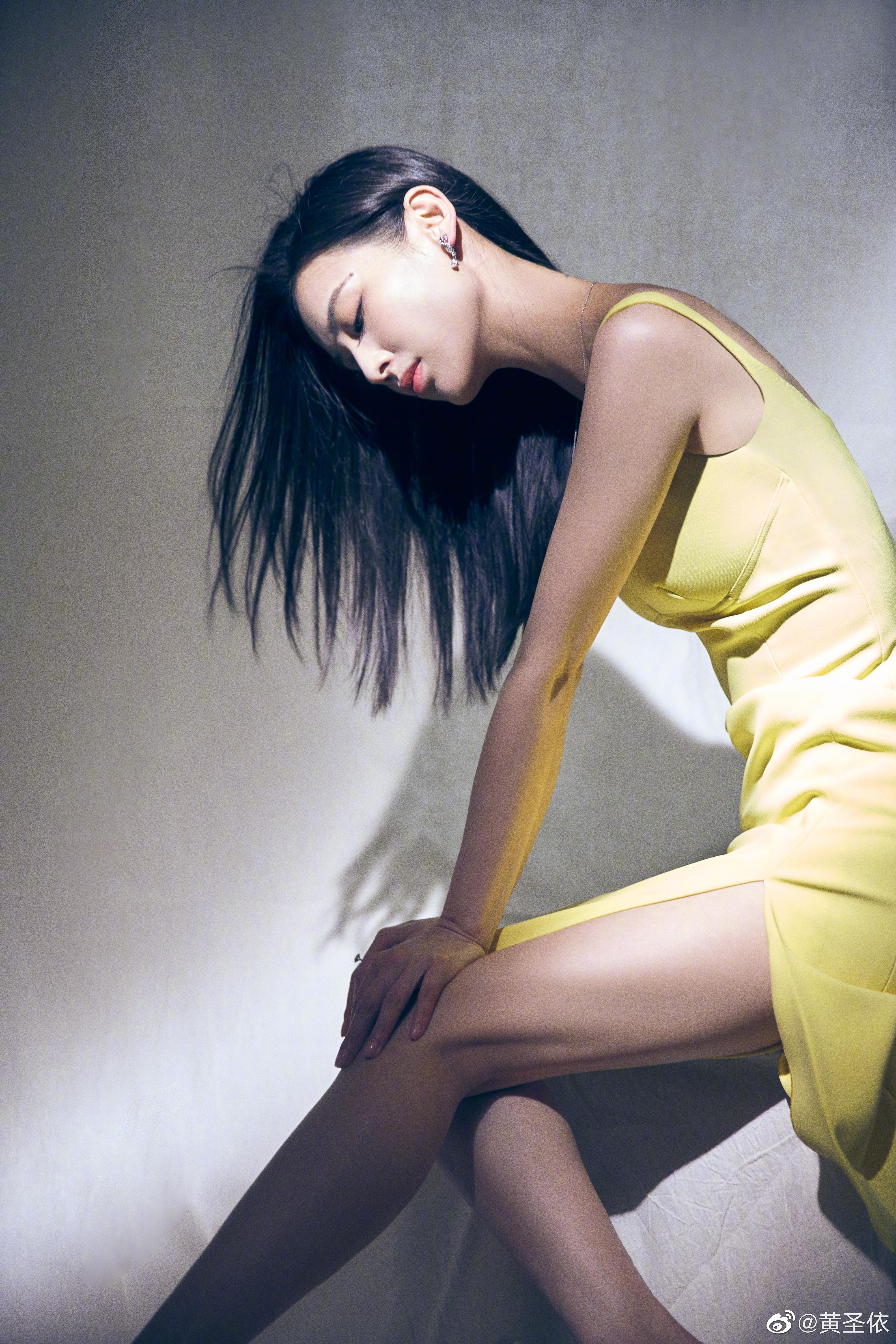 黄圣依身穿淡黄长裙优雅大方 秀美腿肌肉线条超具美感,