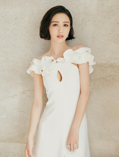 佟丽娅穿花边领纯白长裙清新优雅 胸前设计别致小秀性感