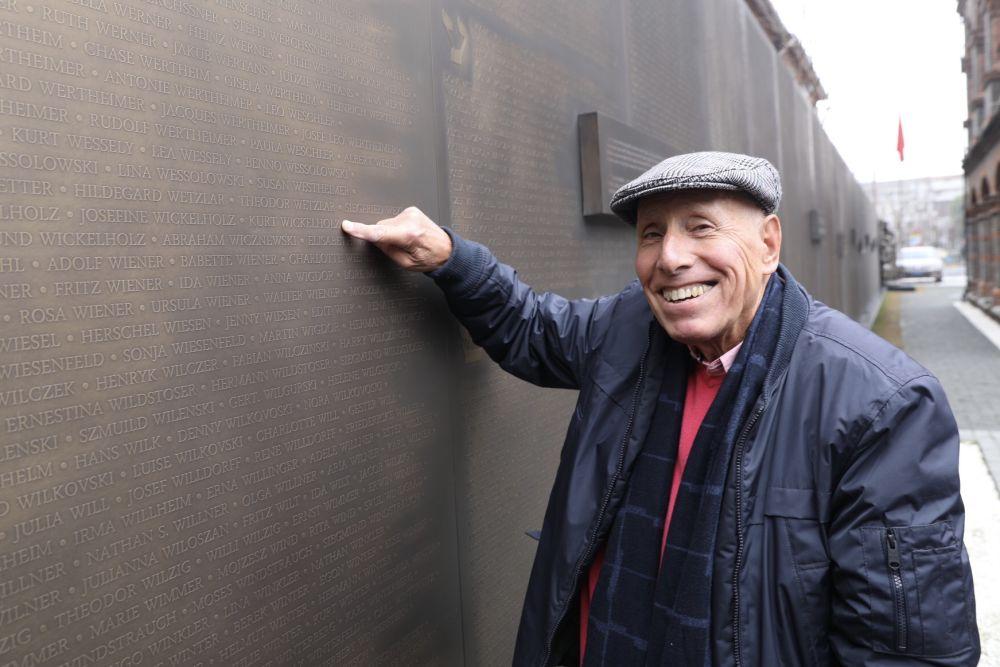 2019年2月，科特·威克时隔70多年重返上海，在上海犹太难民纪念馆“上海名单墙”上找到自己及家人的姓名。（受访机构提供）