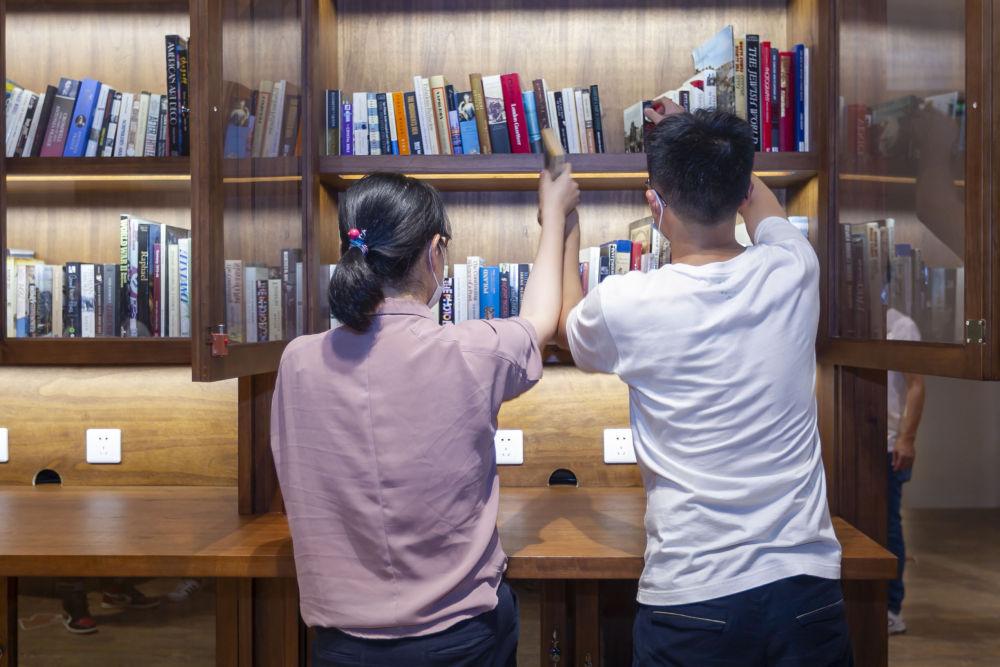 上海犹太难民纪念馆扩容后新增图书馆，工作人员正在摆放图书。新华社记者王翔 摄