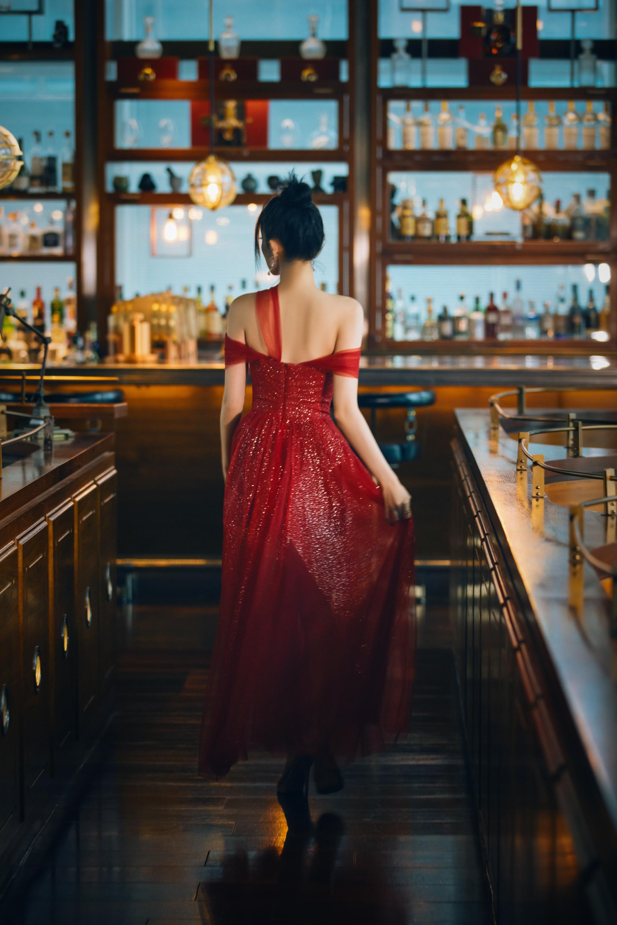 古力娜扎复古酒吧大片曝光 穿红色纱裙秀香肩雪肤又美又仙,