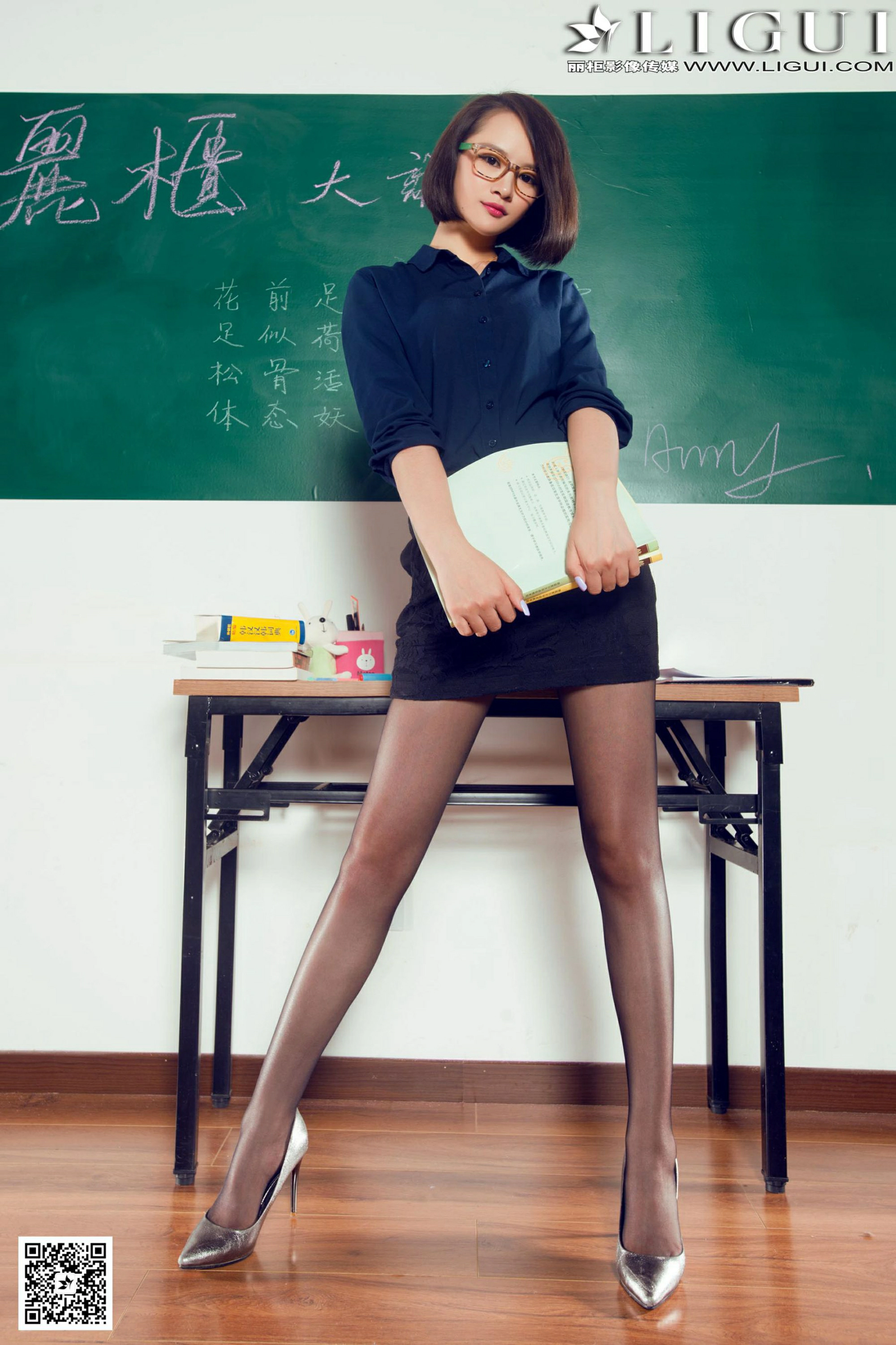 [Ligui丽柜会所]2020-09-14 性感女老师 Amy 蓝色衬衫与黑色短裙加黑色丝袜美腿私房写真集,