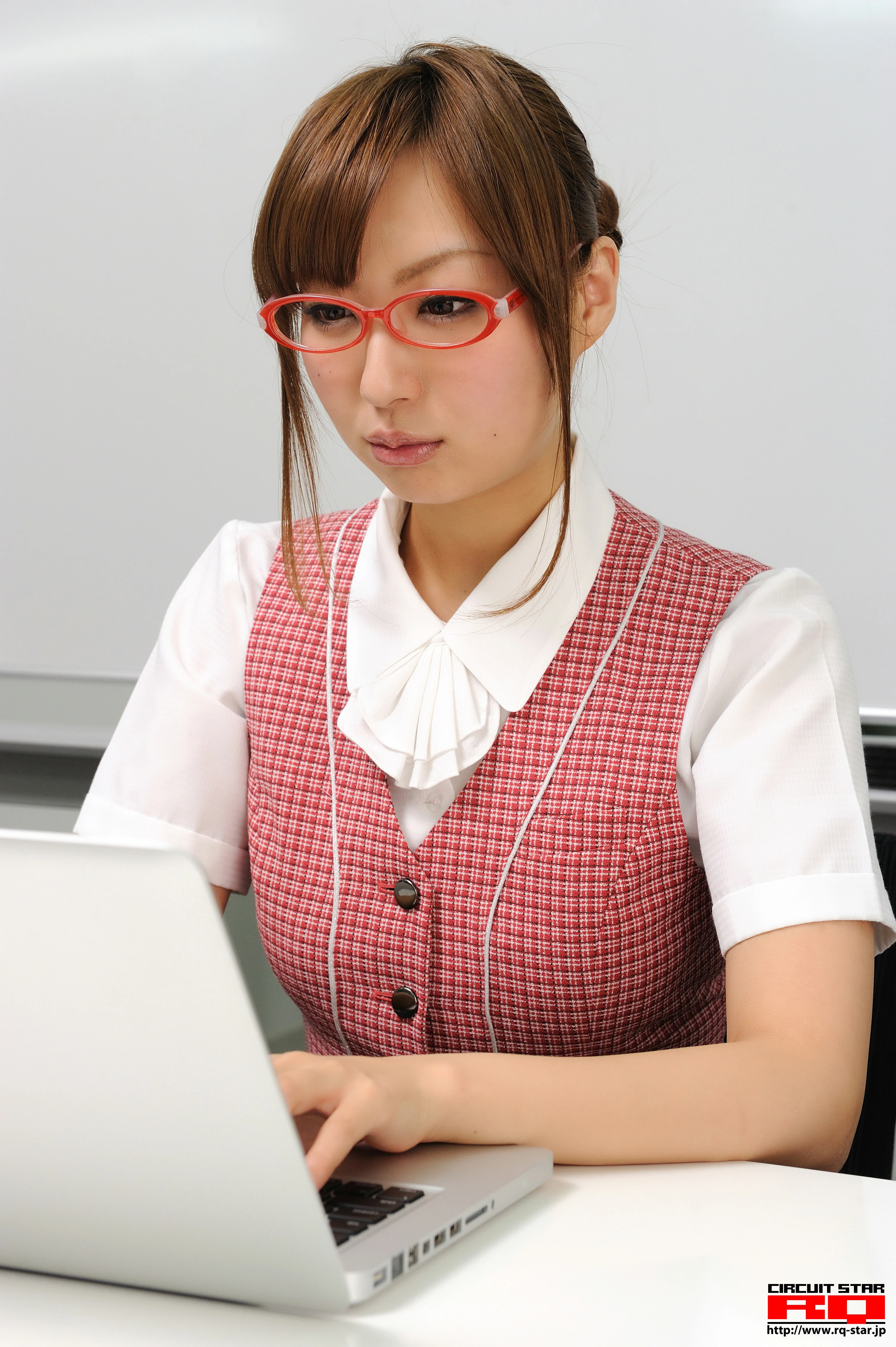 [RQ-STAR写真]No.00255 性感女秘书 立花ゆか Yuka Tachibana 红色OL制服加黑色短裙私房写真集,