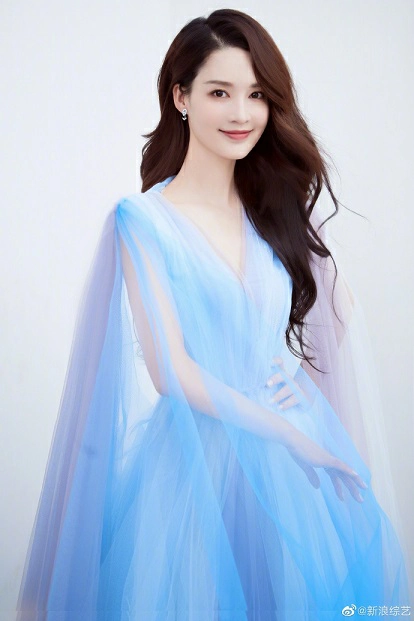 李沁国庆晚会造型图曝光 穿蓝色拖地纱裙俏皮可爱