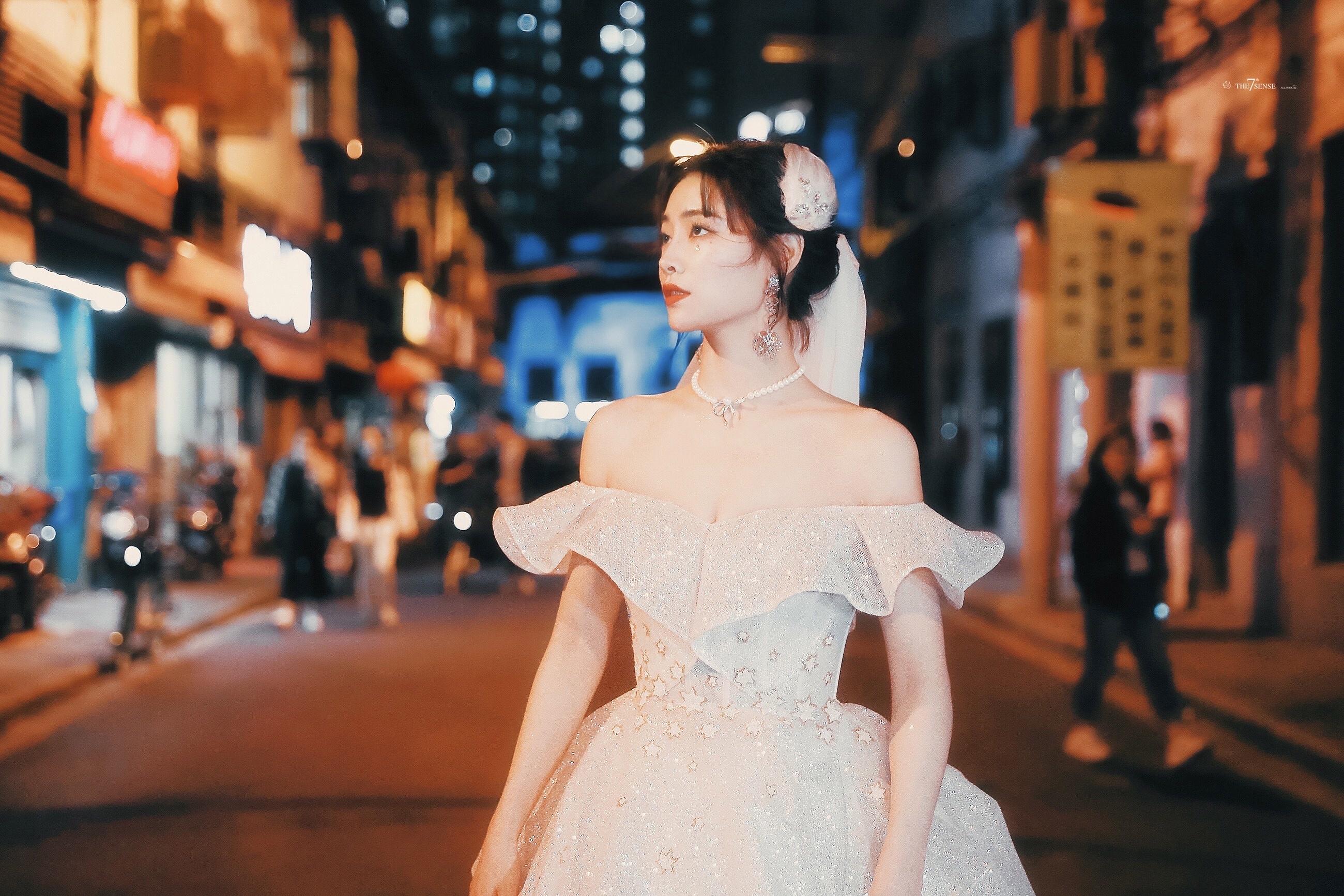 许佳琪SNH48毕业婚纱造型曝光 夜幕中穿纯白嫁衣冒仙气,