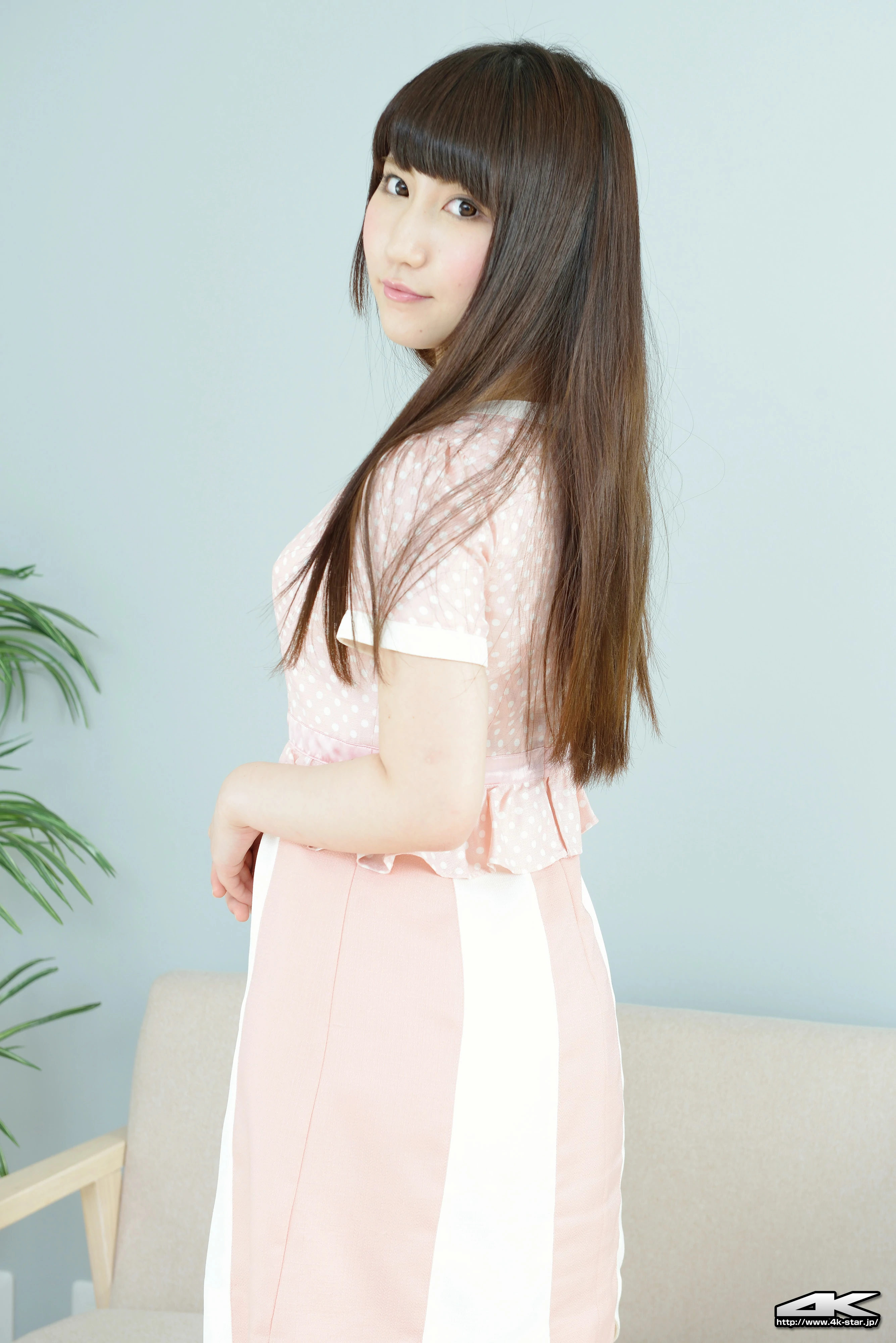 [4K-STAR套图]No.00295 桂木澪（かつらぎみお，Mio Katsuragi）粉色短袖与短裙加肉色丝袜美腿性感私房写真集,