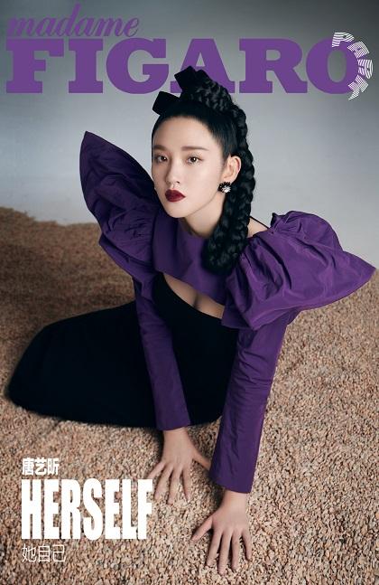 唐艺昕折叠葫芦辫大片曝光 穿黑紫色紧身长裙复古又魅惑