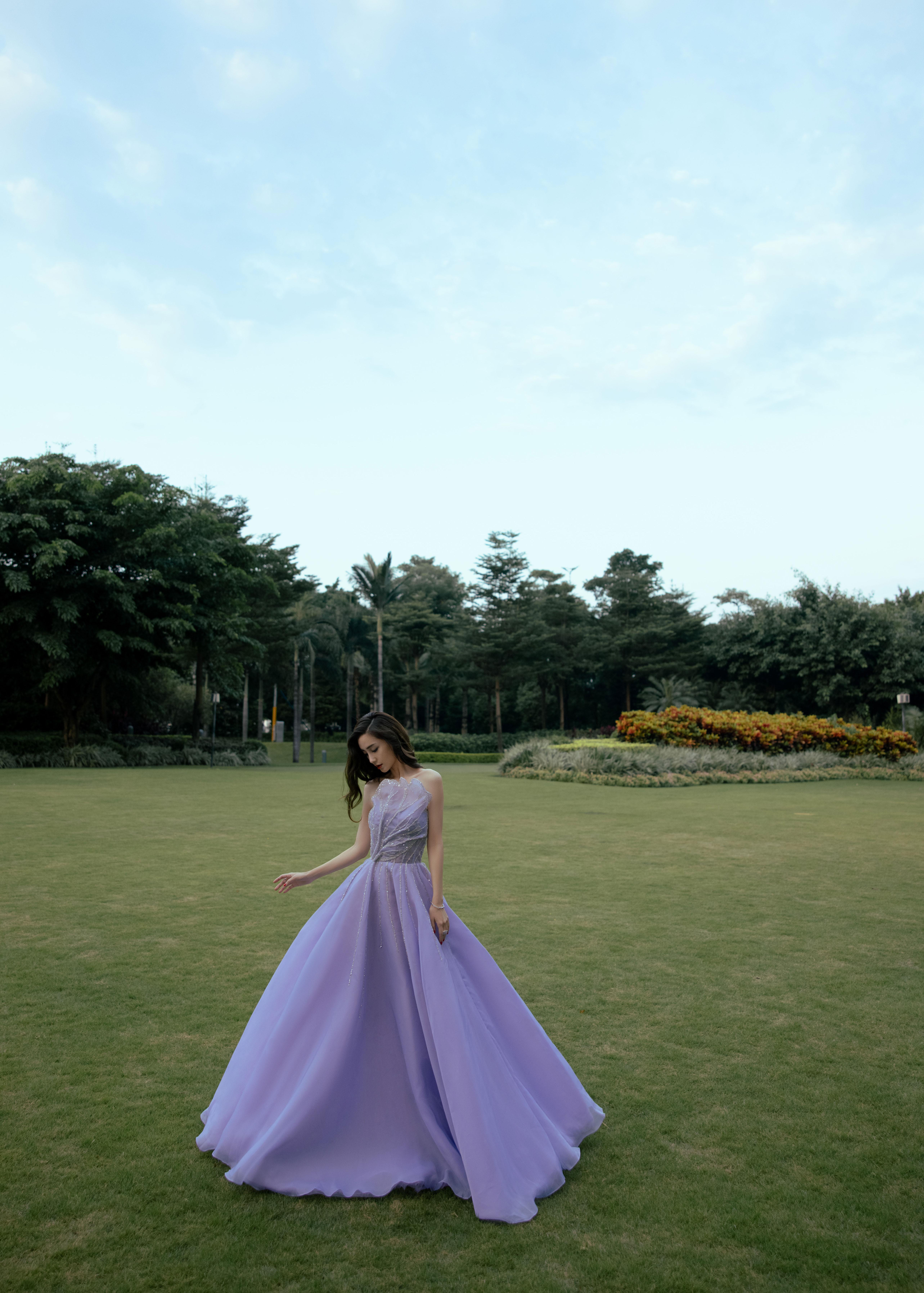 杨颖（Angelababy）穿紫色薄纱长裙灵动肆意 眼神带电撩发女人味十足,
