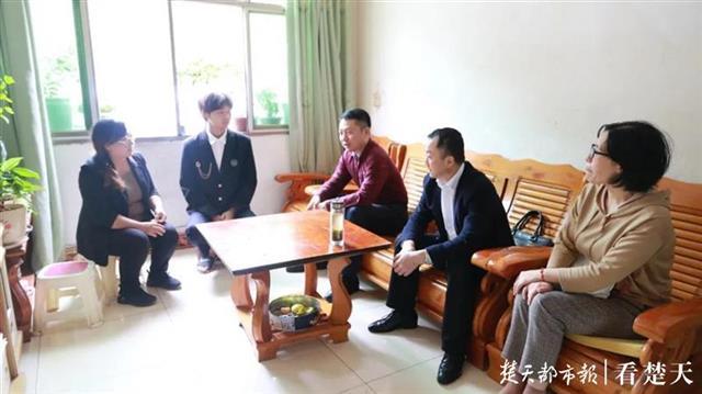 刘元梓(左三)和谭昌宁（右二）与韩某某座谈